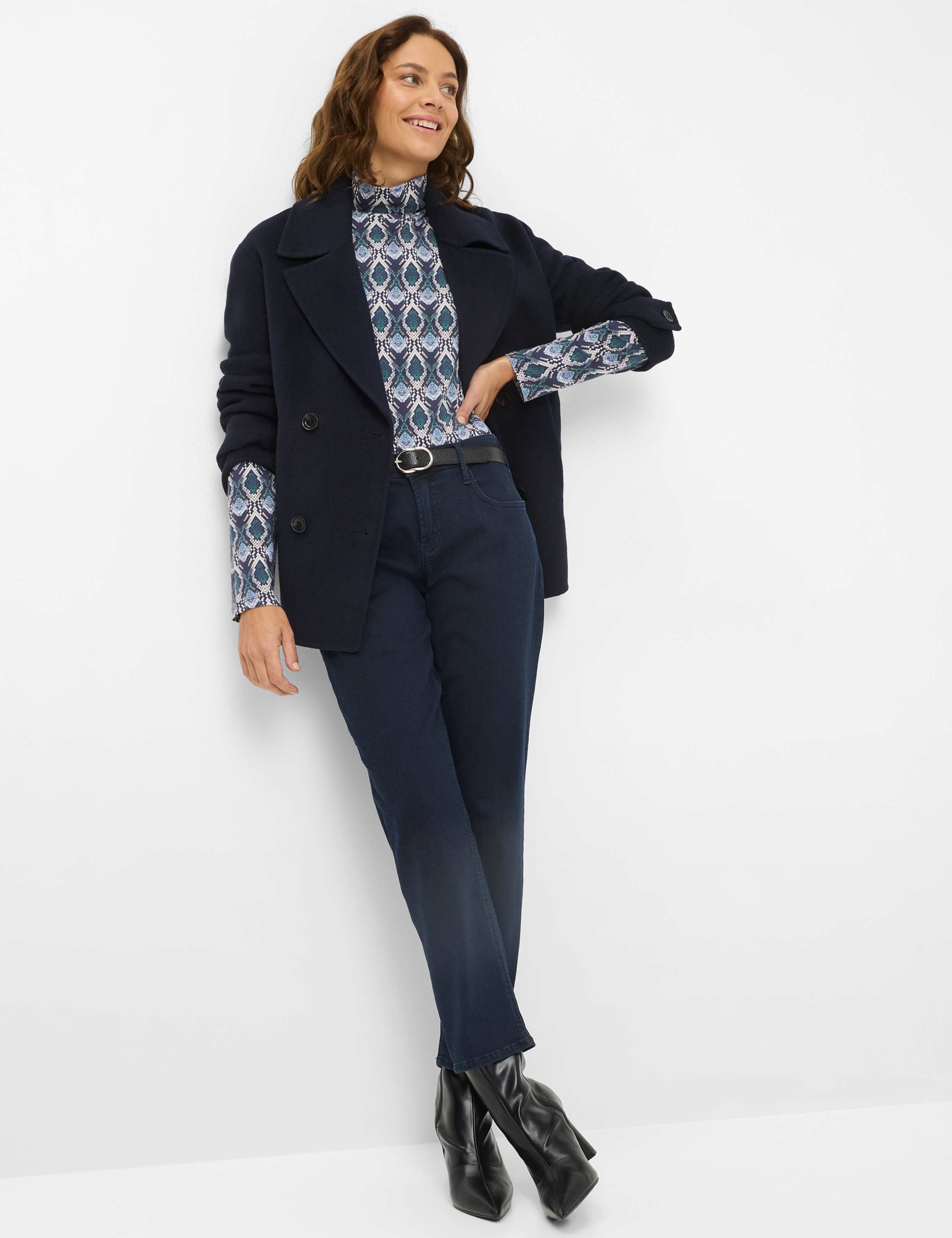 Femme Style MILEY S Denim Bleu Foncé Relaxed Fit Tenue du mannequin