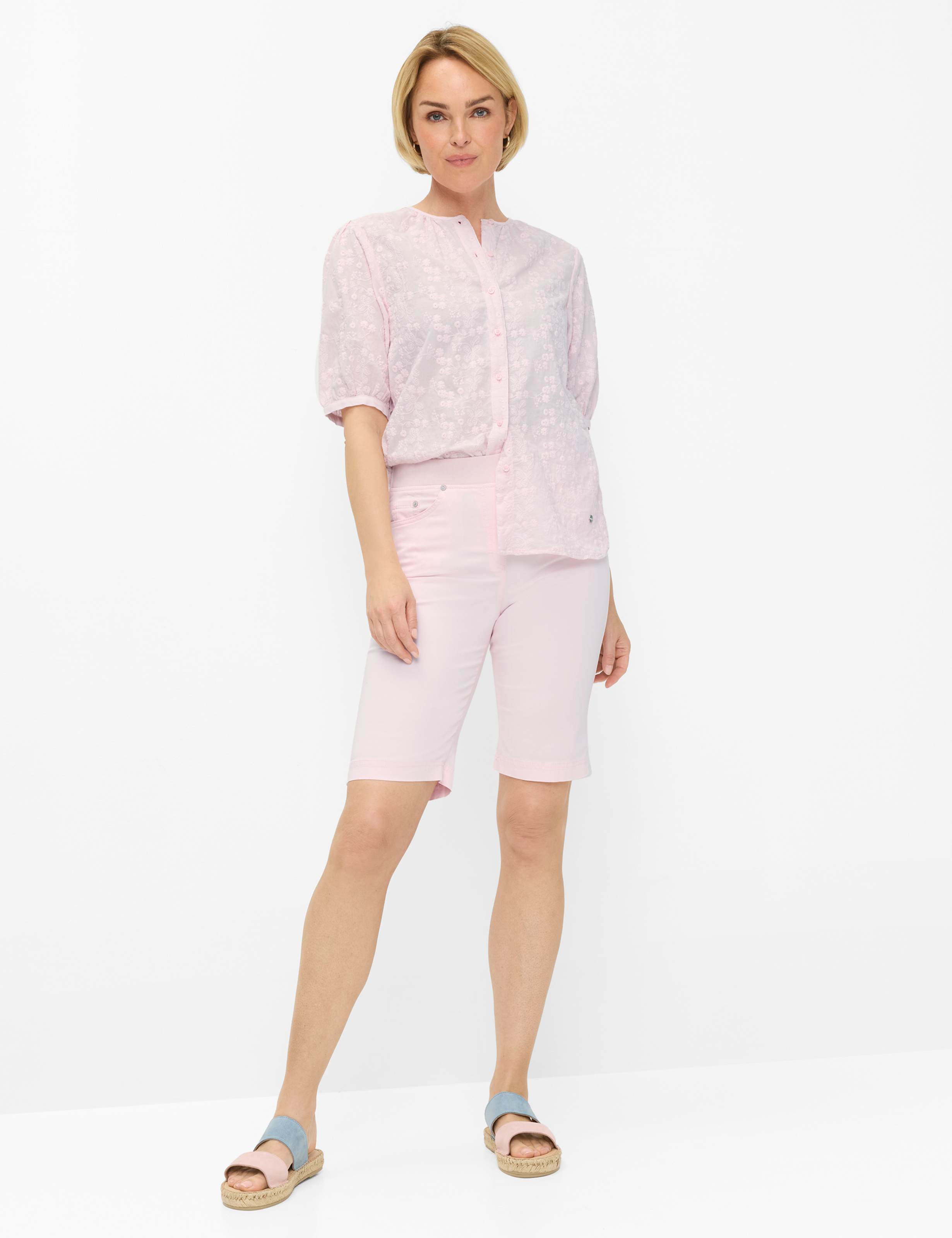 Femme Style PAMINA BERMUDA Rouge Clair Slim Fit Tenue du mannequin