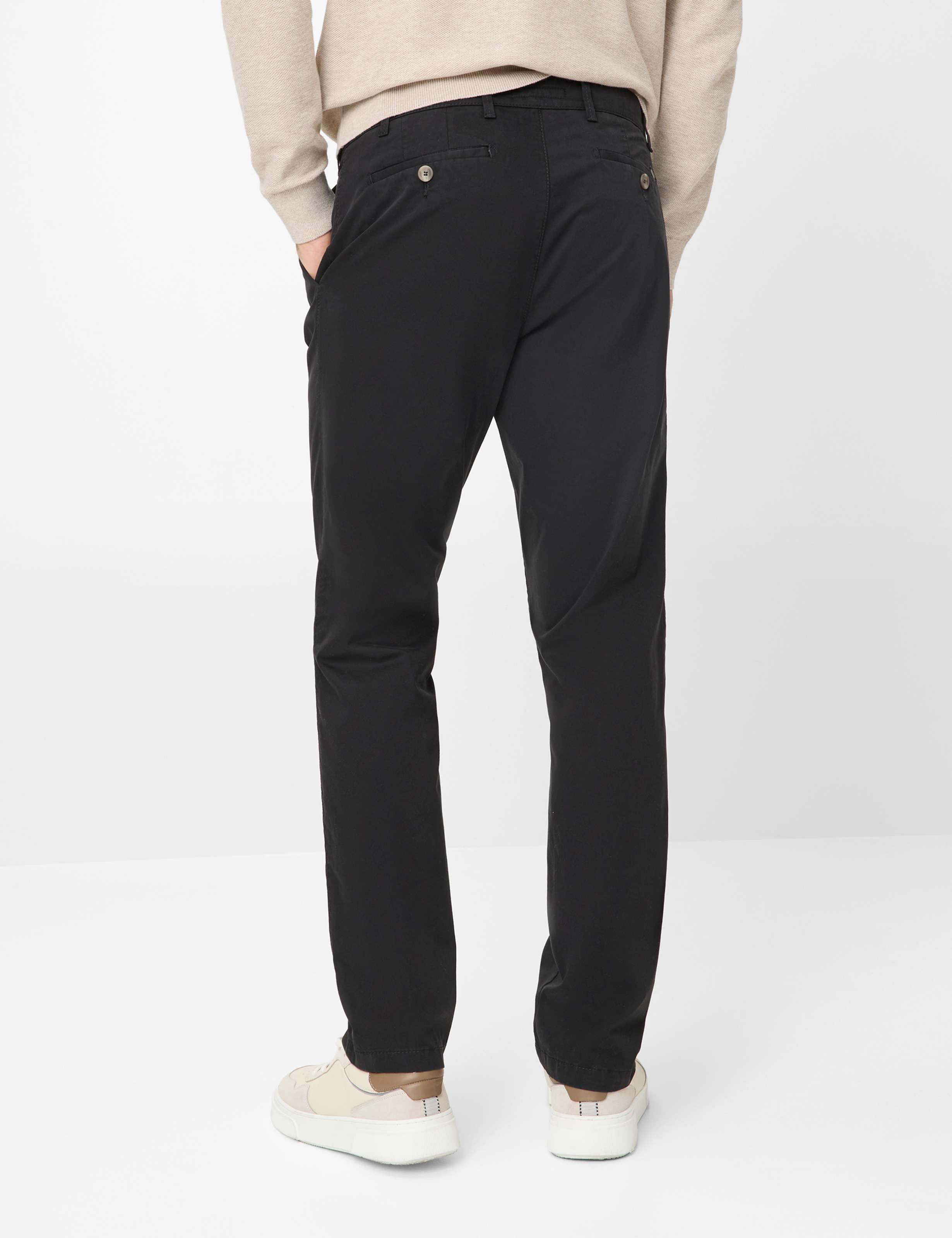 Herren Style LUIS Schwarz Regular Fit Model Rueck