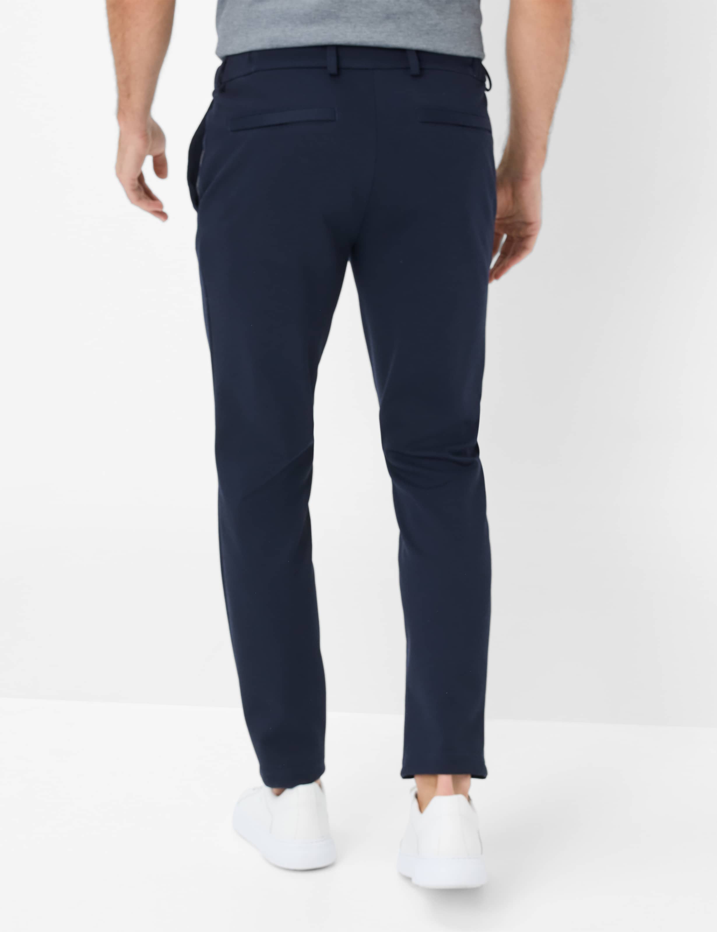 Herren Style SILVIO Dunkelblau Modern Fit Model Rueck