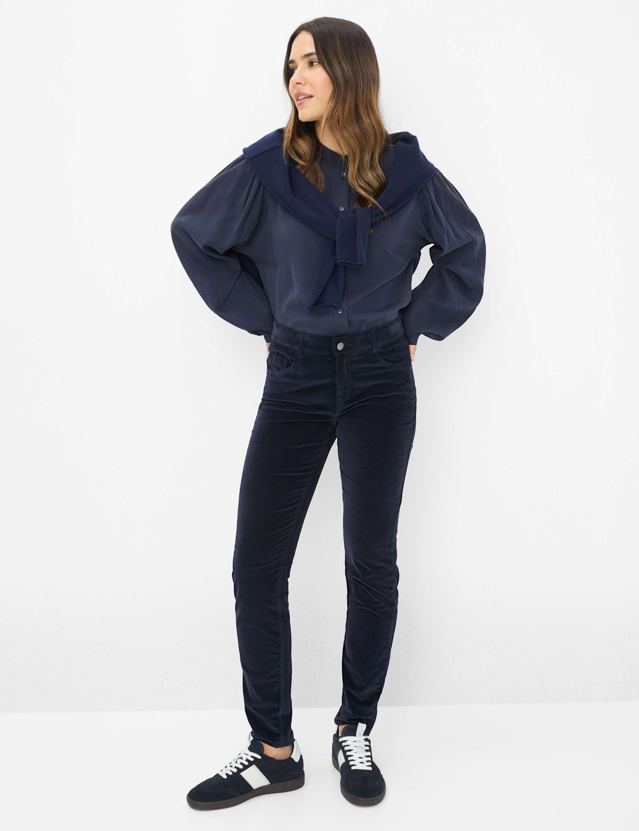 Dames Style SHAKIRA Donkerblauw Slim Fit Model outfit