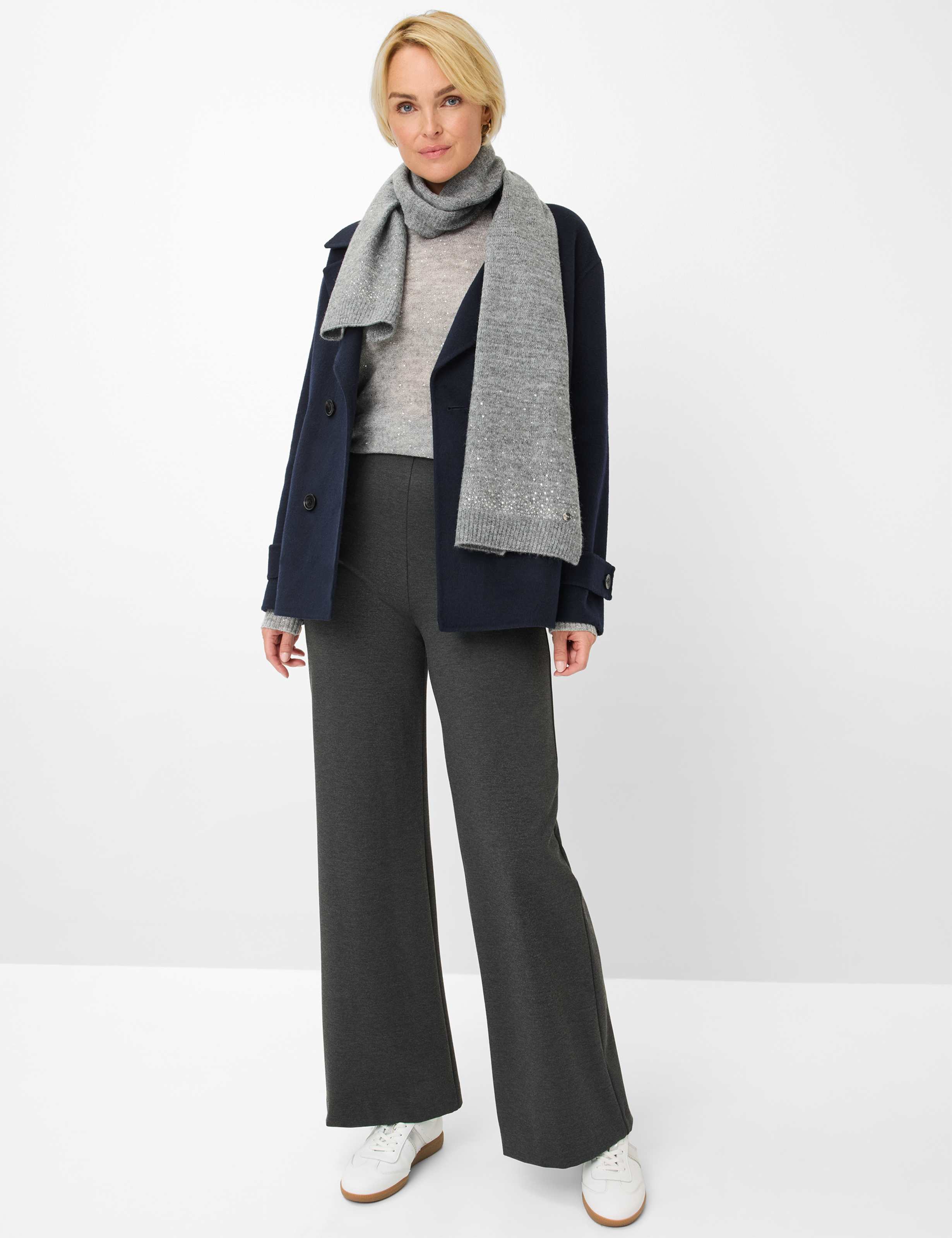 Damen Style LILLYTH FLARED Dunkelgrau - Anthrazit Super Slim Fit Model Outfit