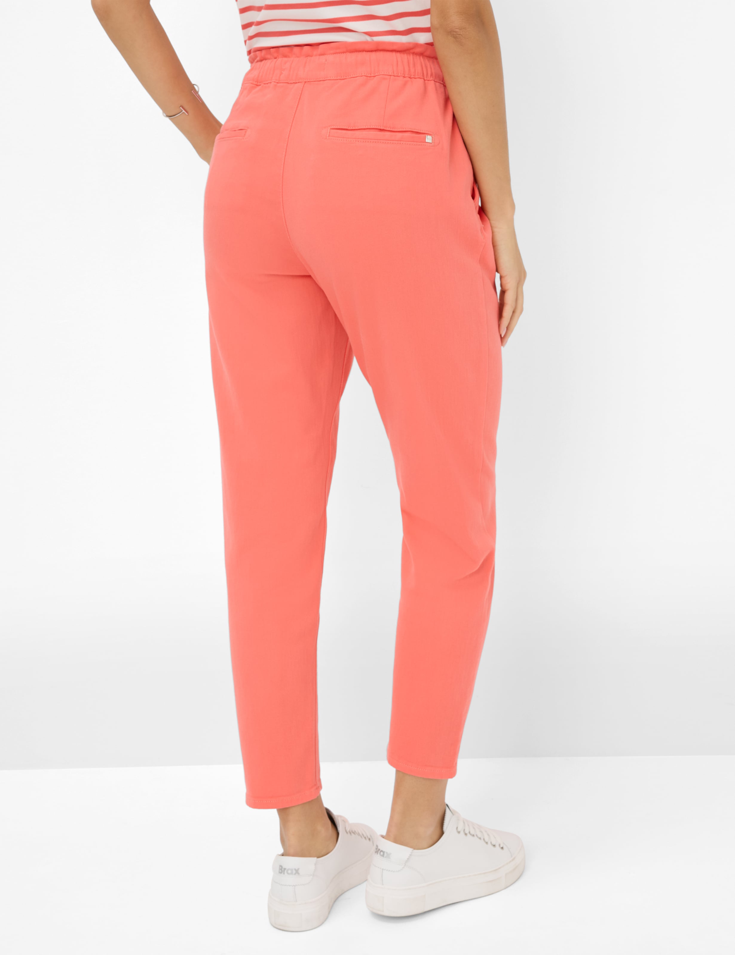Dames Style MONA S Denim Lichtrood Relaxed Fit Model achterkant