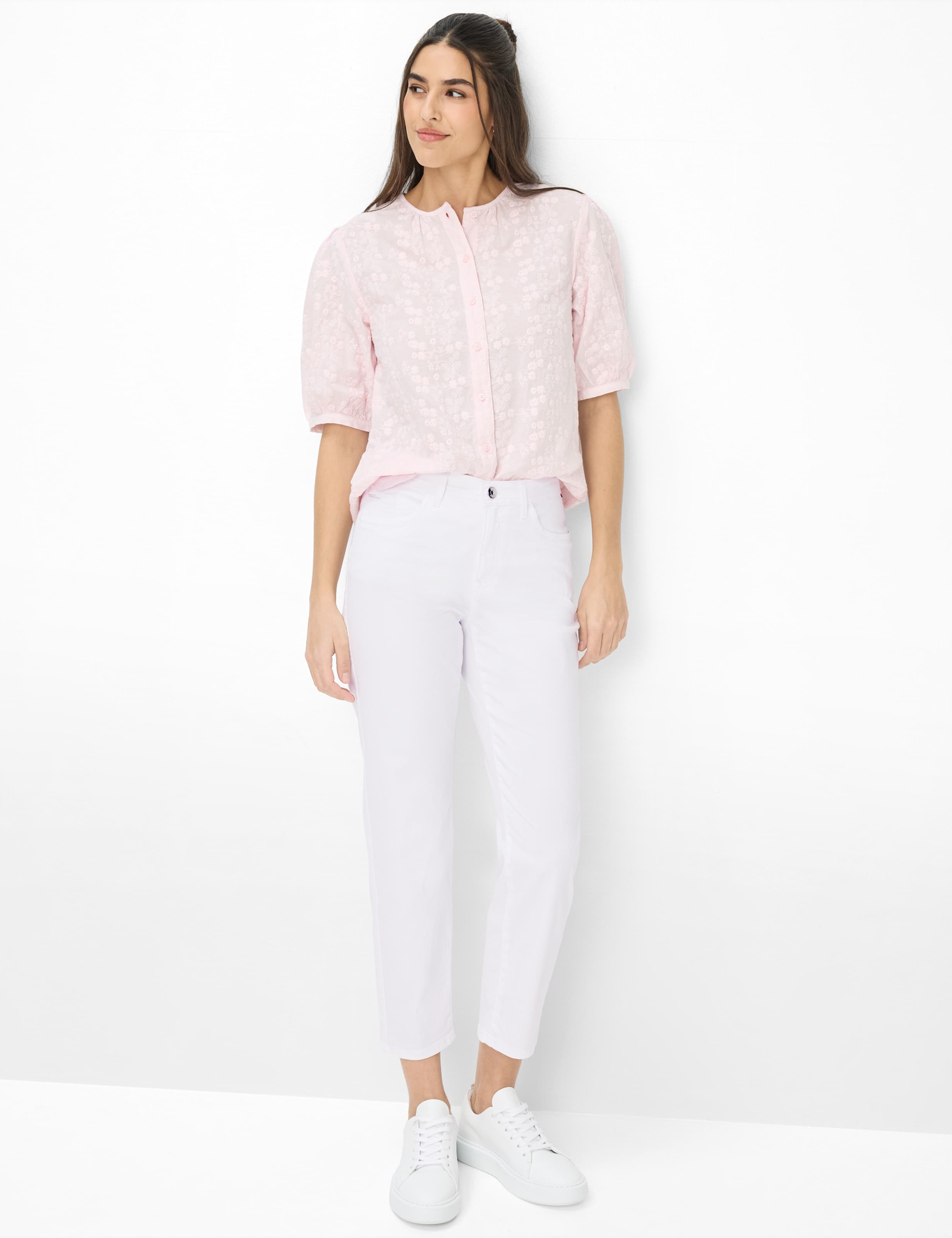 Damen Style CAROLA S Denim Weiß Feminine Fit Model Outfit