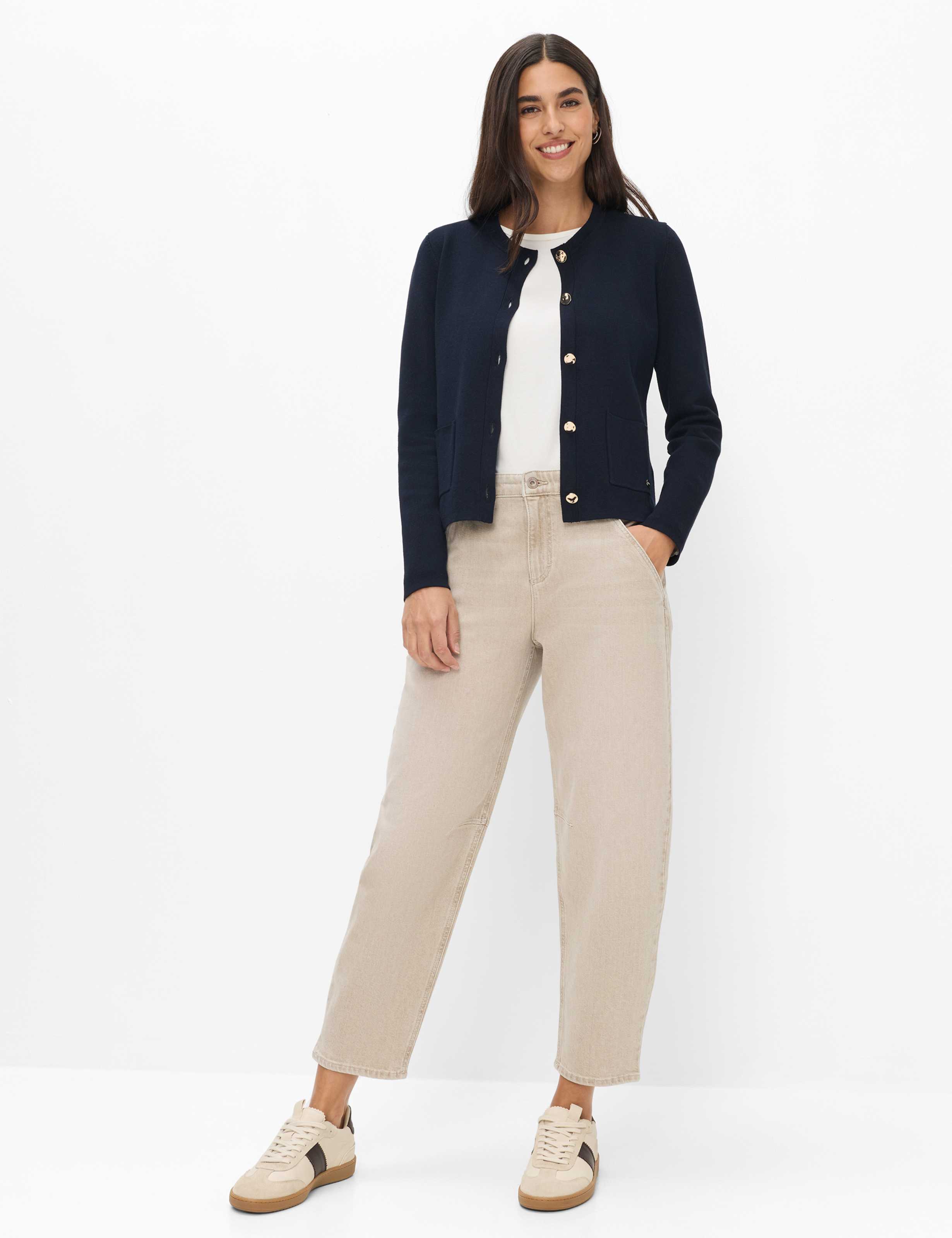 Femme Style AMI Bleu Foncé  Tenue du mannequin