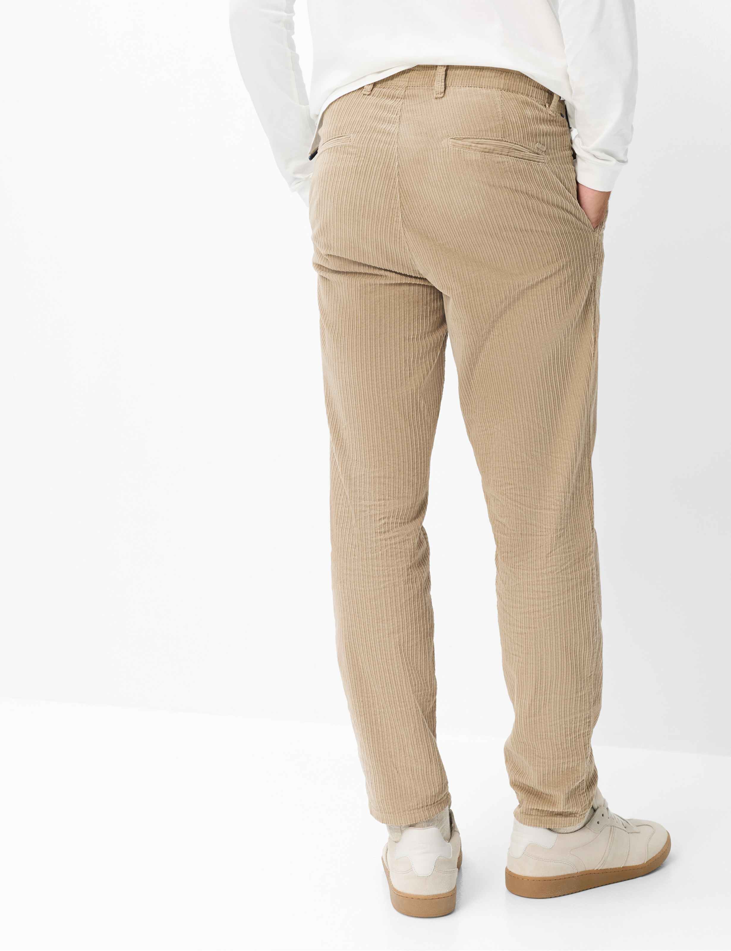 Herren Style TINO Beige Tapered Fit Model Rueck