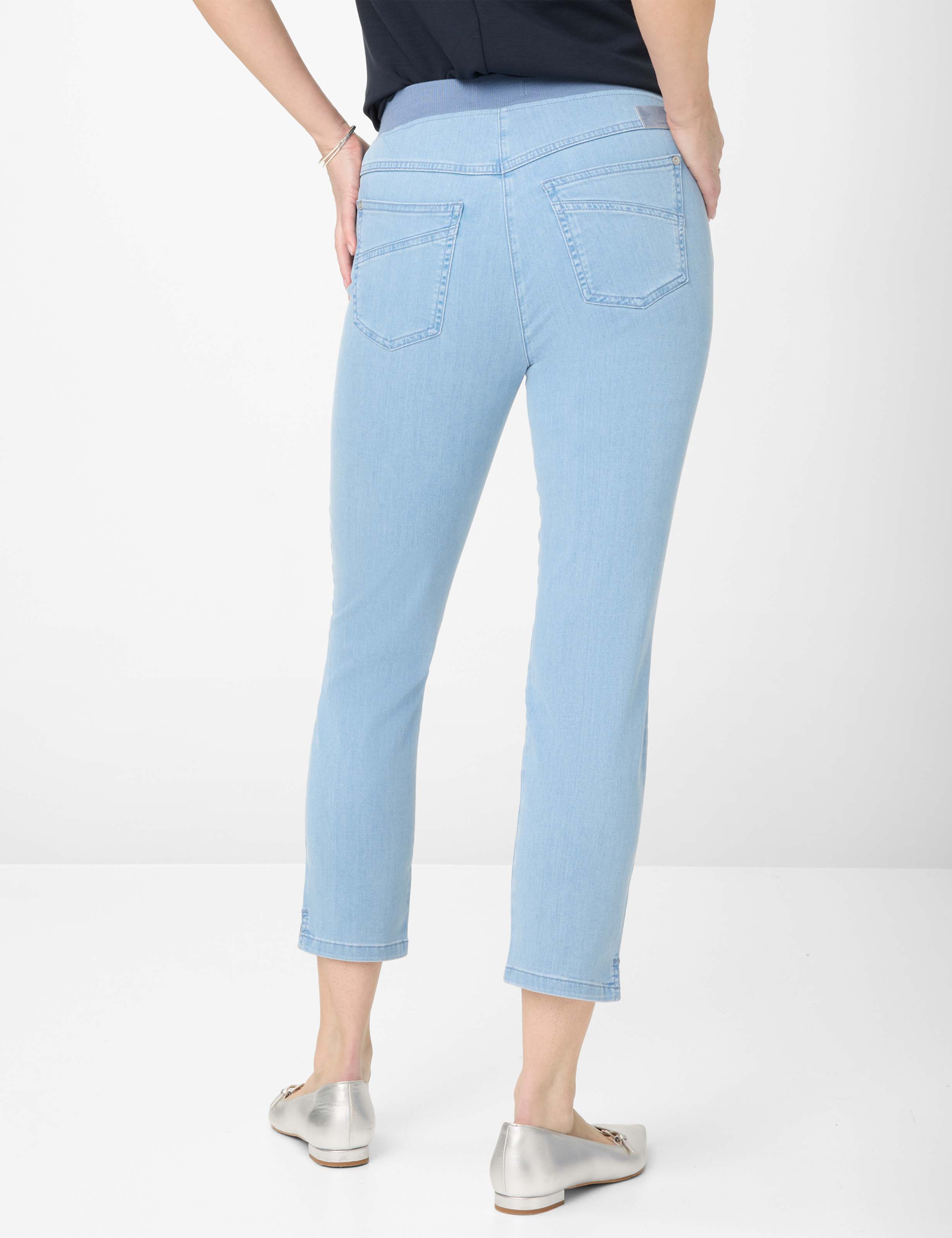 Damen Style PAMINA 6/8 Denim Hellblau Slim Fit Model Rueck