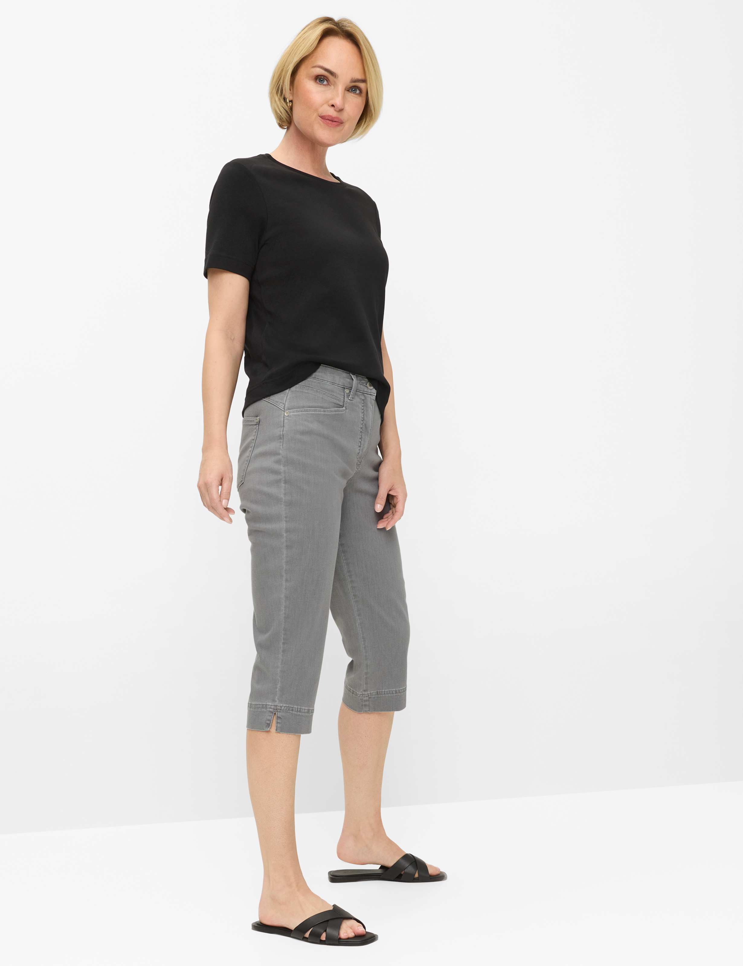 Femme Style CAREN CAPRI Gris Foncé Comfort Plus Fit Tenue du mannequin