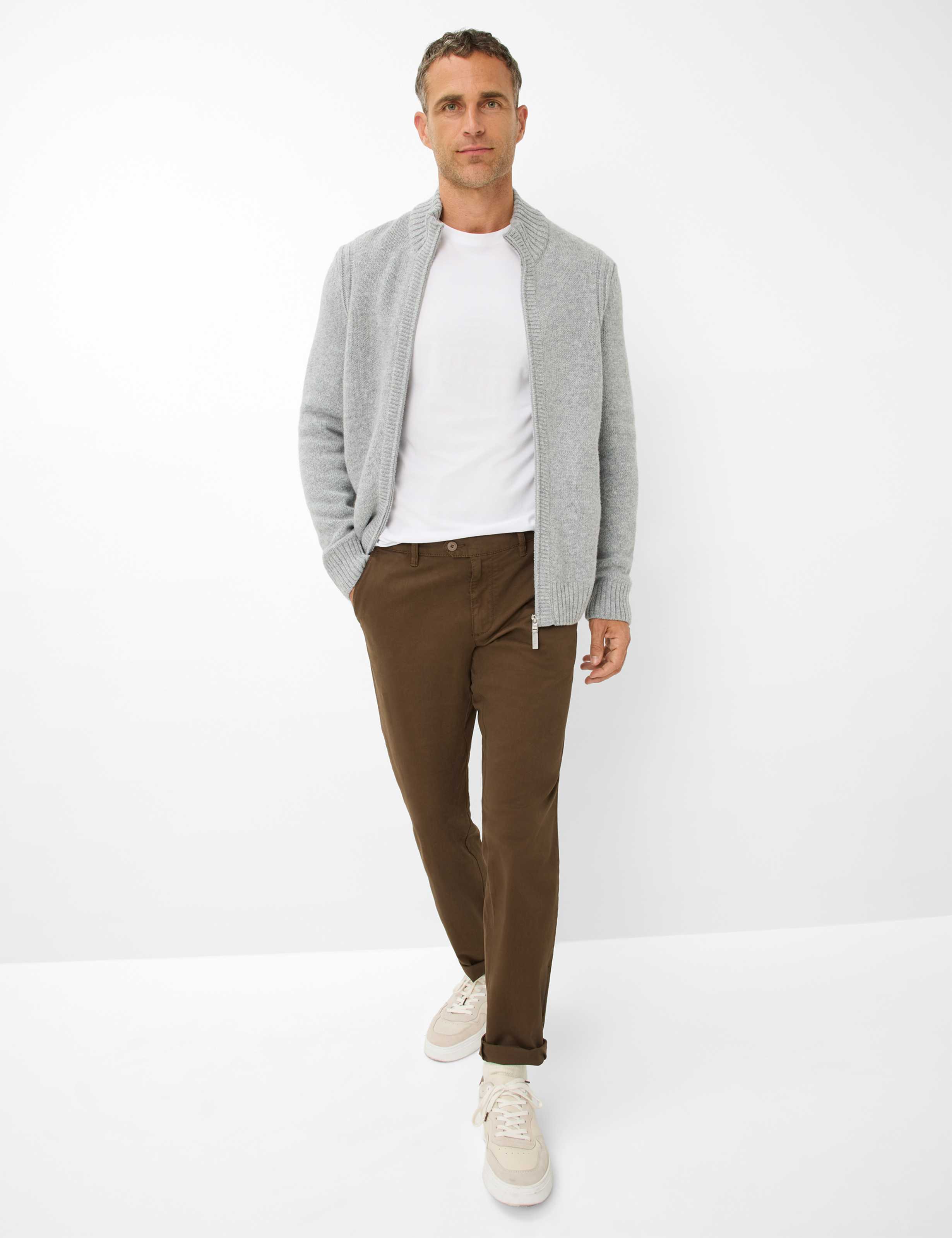 Herren Style JIM Dunkelbraun Modern Fit Model Outfit