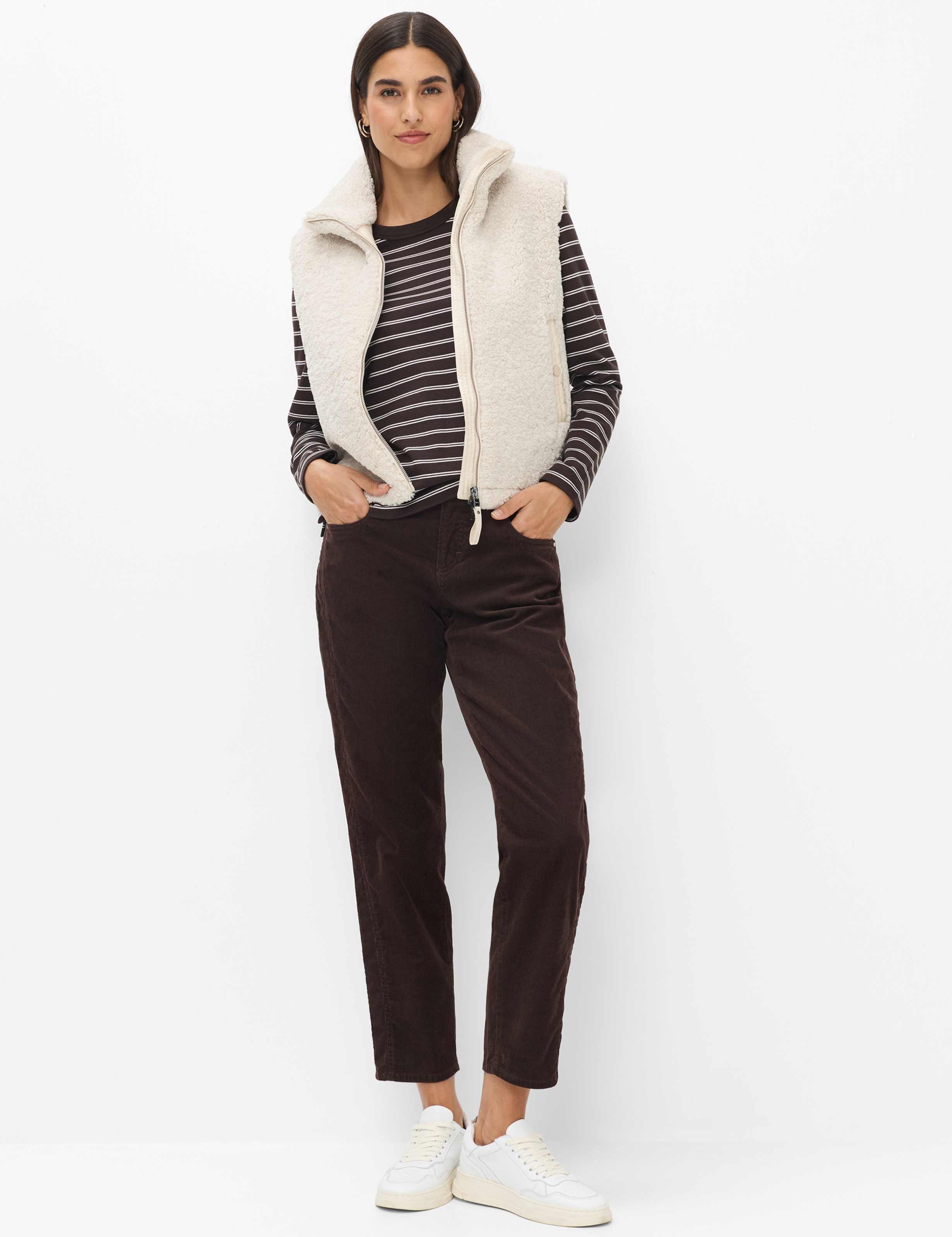 Femme Style MILEY S Rouge Foncé Tapered Fit Tenue du mannequin