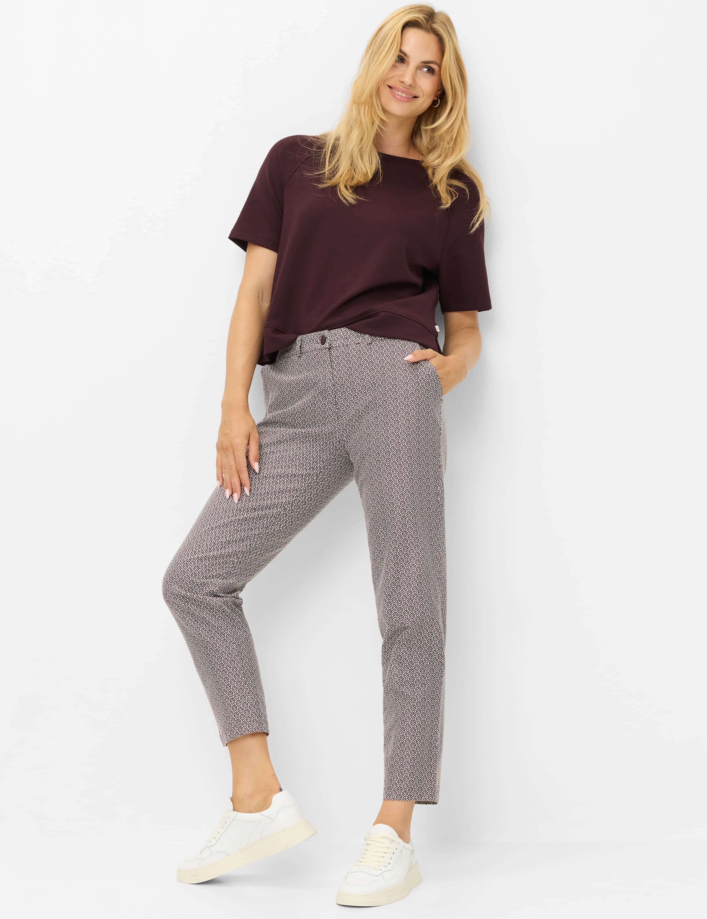 Damen Style MARON S Dunkles Lila Regular Fit Model Outfit