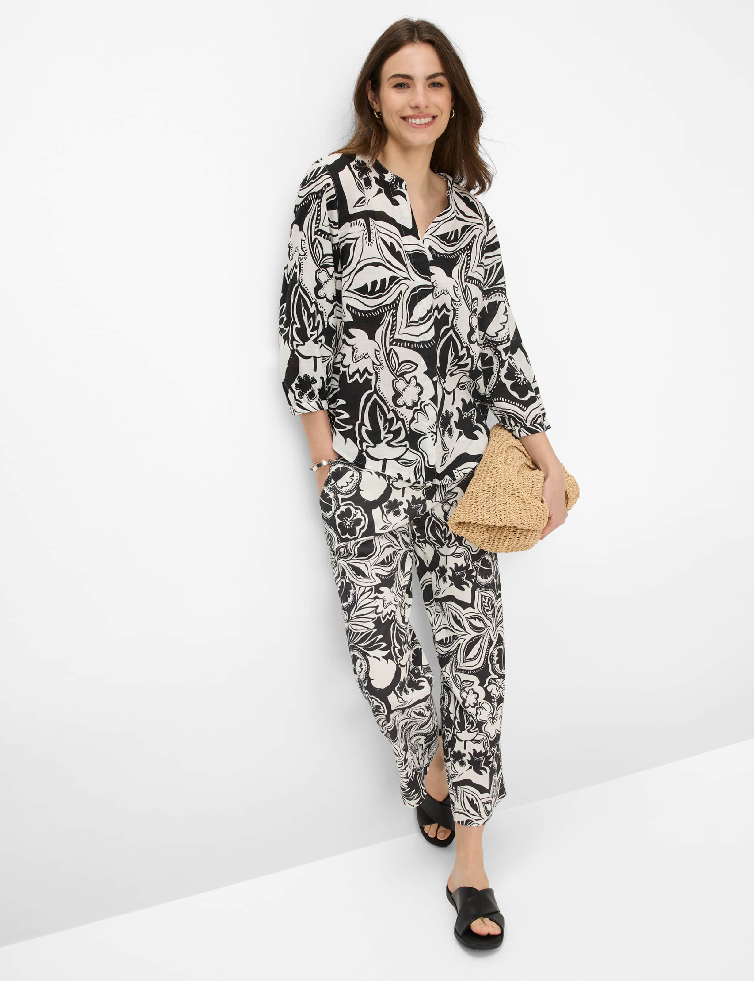Women Style VELIA Black  Model Outfit