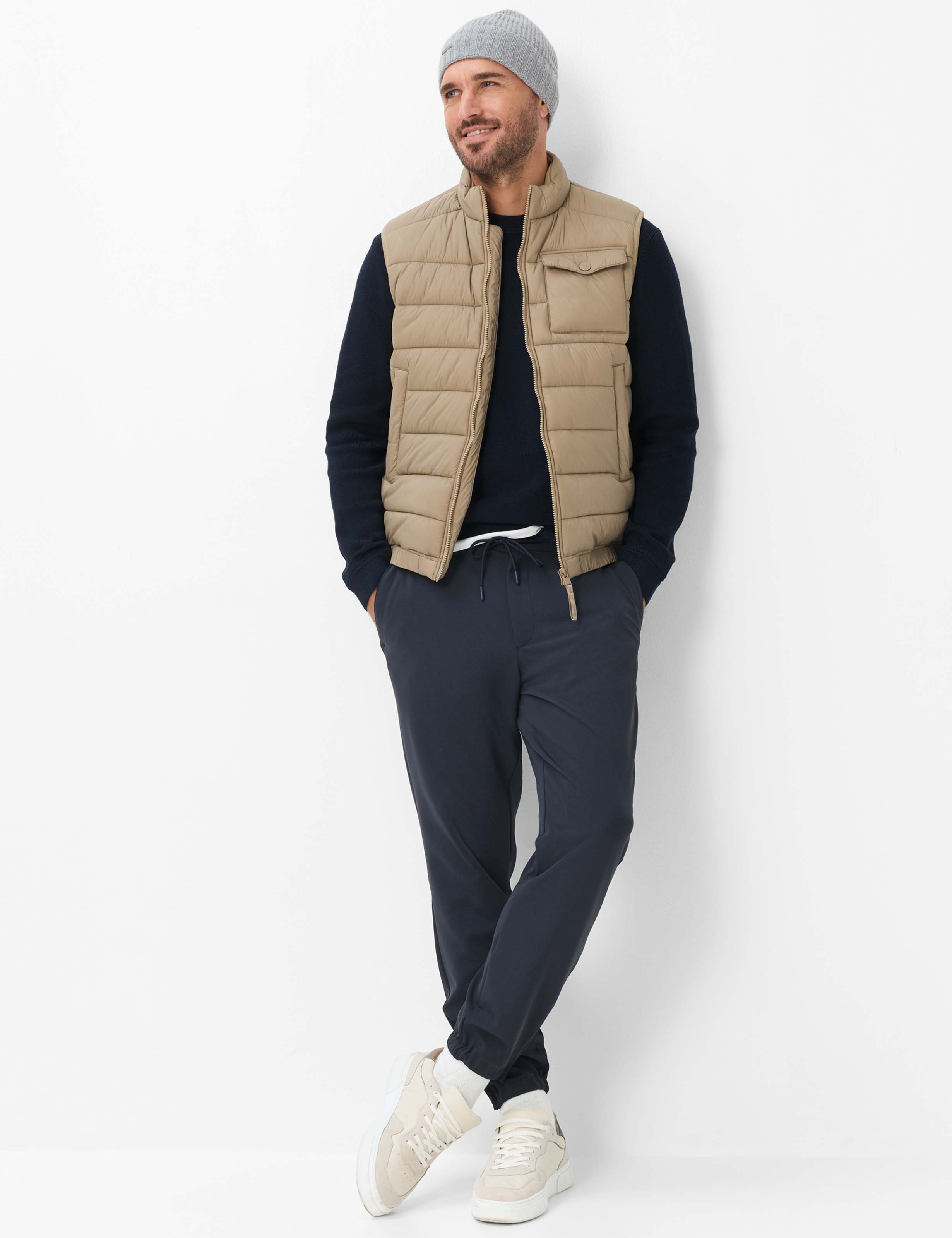 Herren Style PHIL Dunkelblau Tapered Fit Model Outfit
