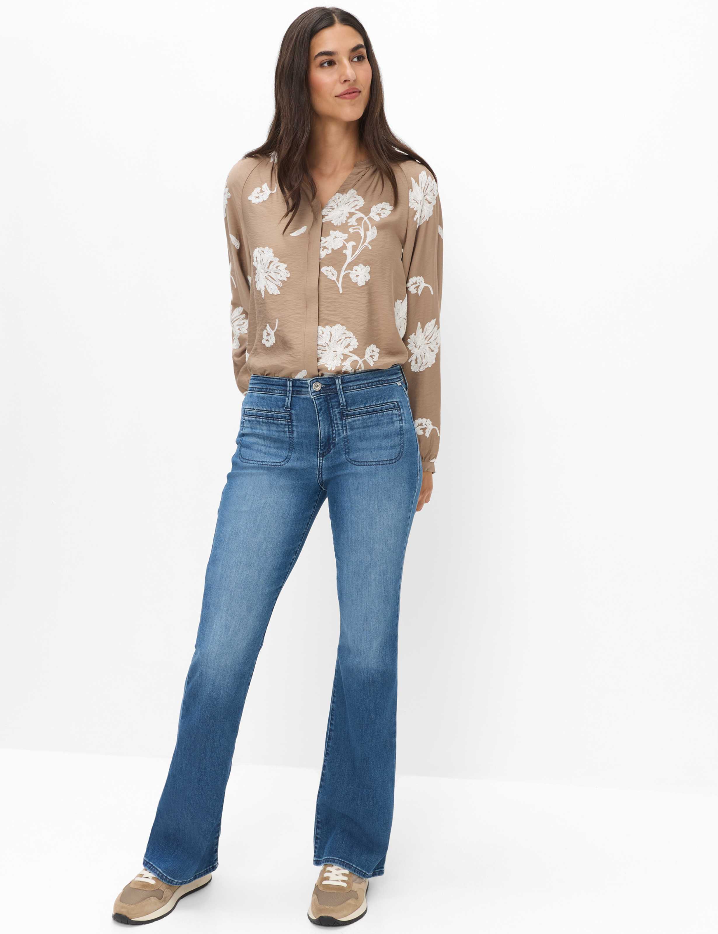 Femme Style SHAKIRA Denim Bleu Clair Slim Fit Tenue du mannequin