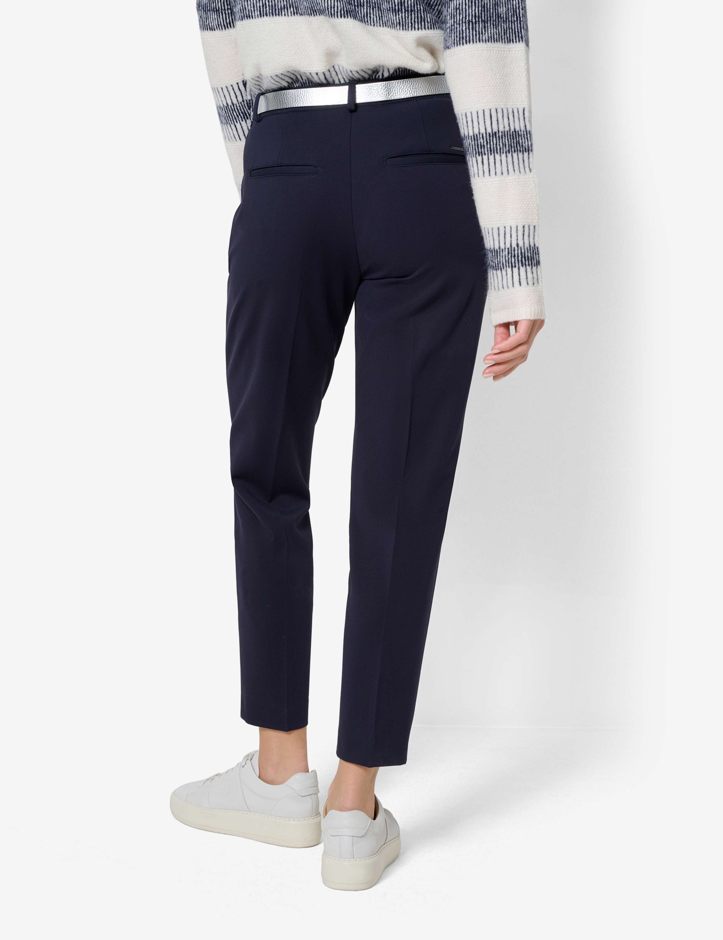 Damen Style MARON S Dunkelblau Regular Fit Model Rueck