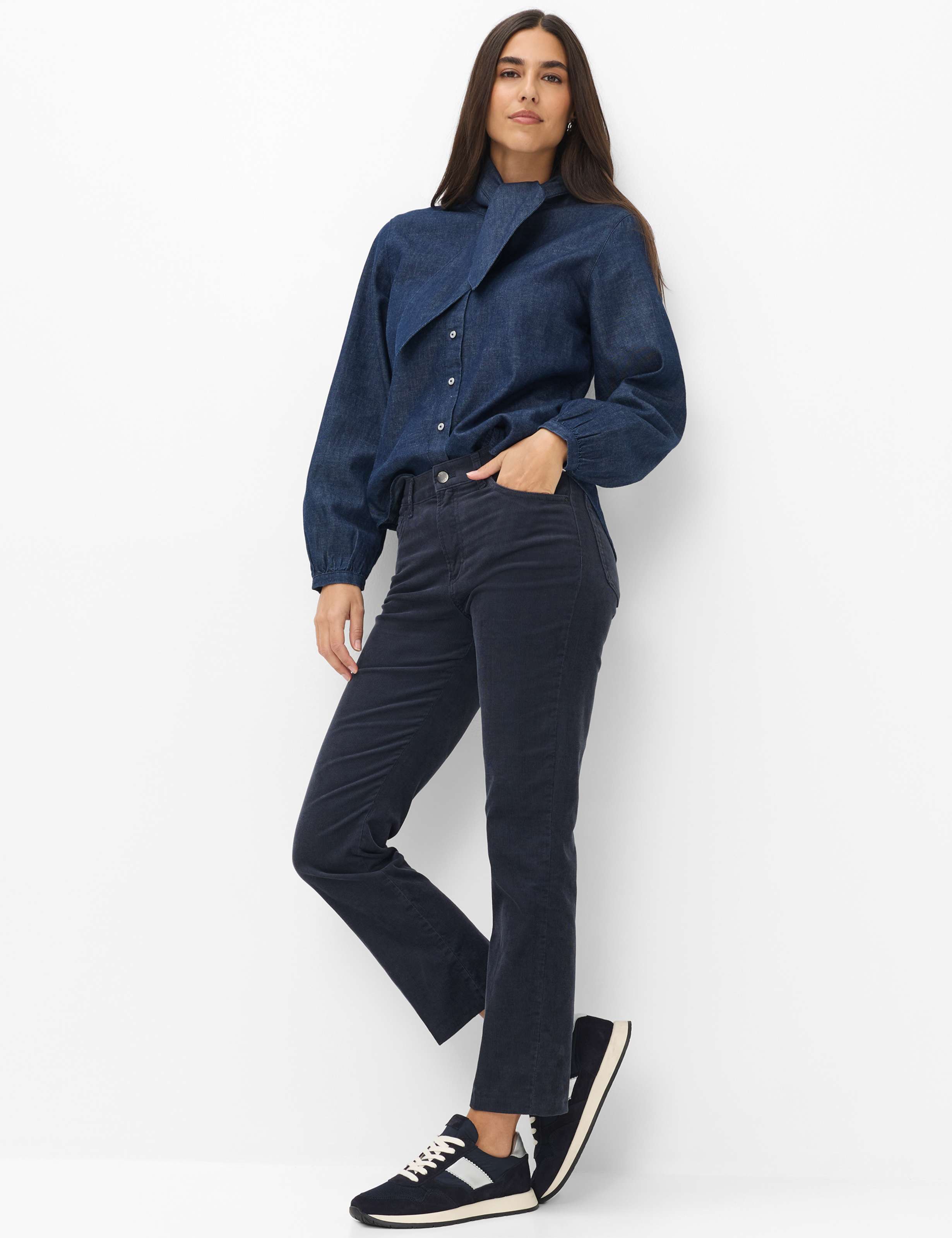 Femme Style MAY S Bleu Foncé Cigarette Fit Tenue du mannequin