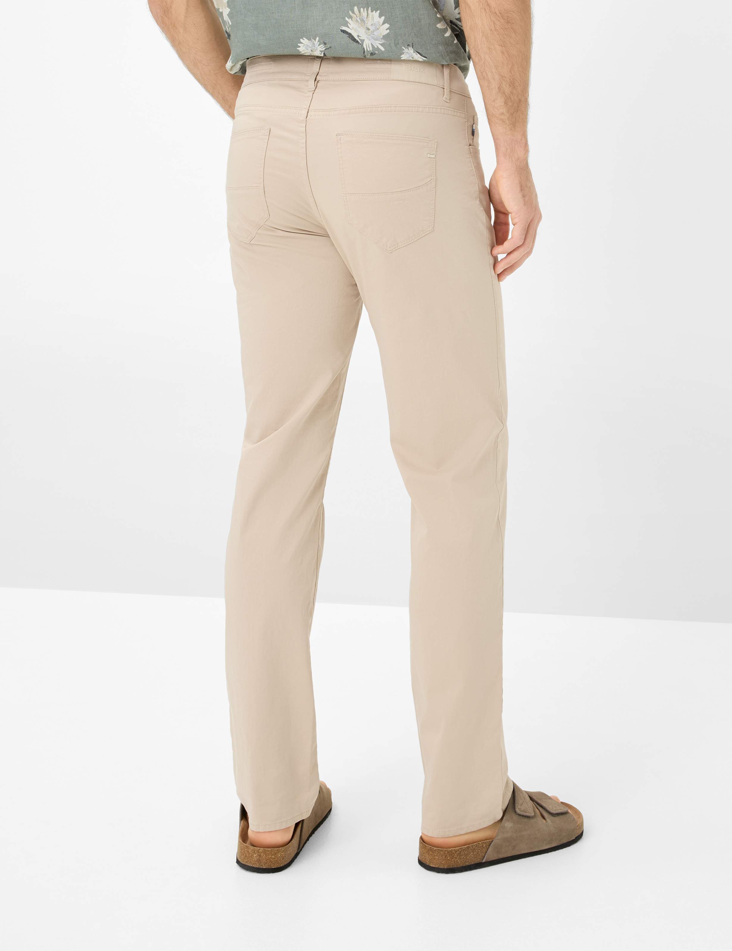 Heren Style CADIZ Beige Straight Fit Model achterkant