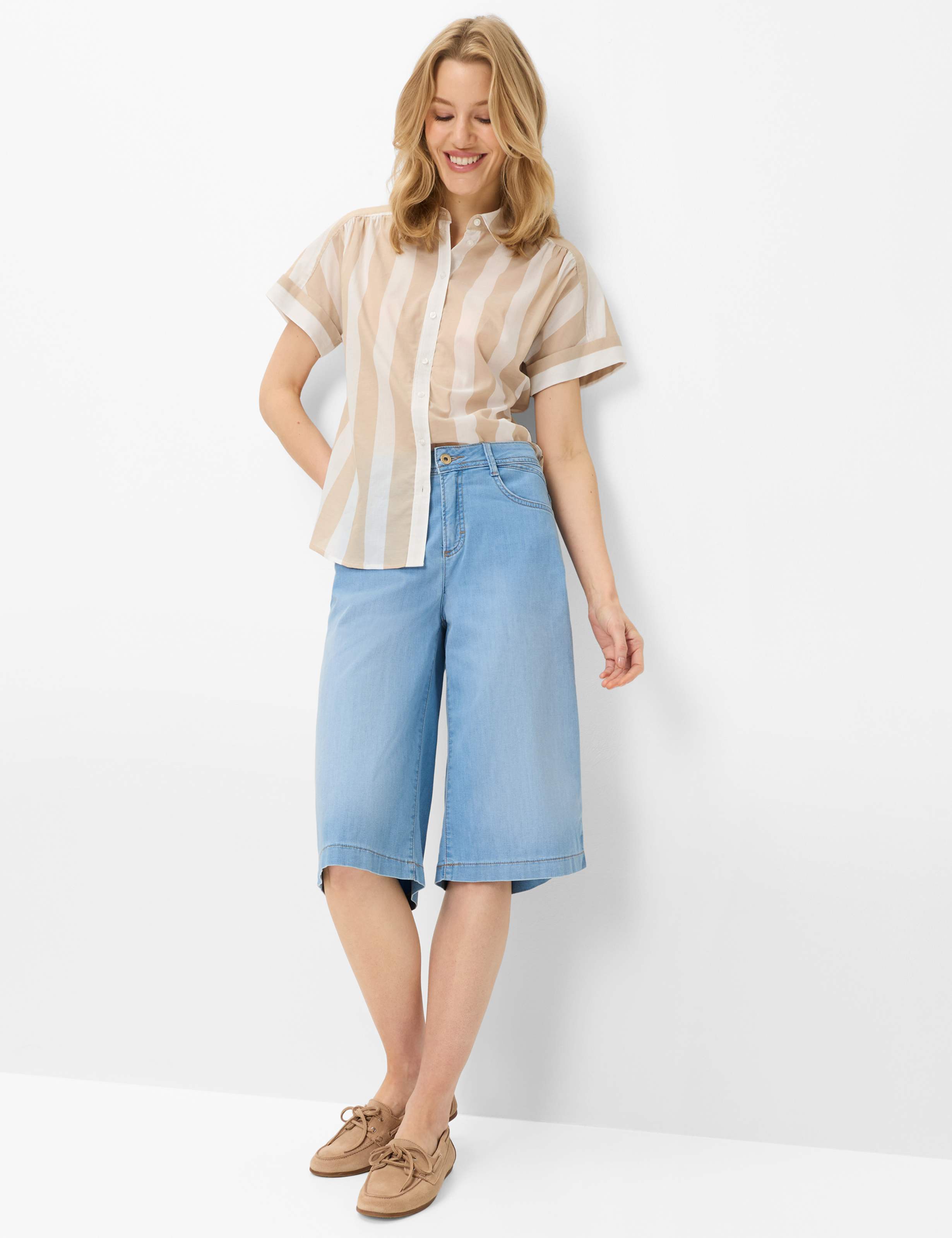 Damen Style MAINE B Denim Hellblau Tapered Fit Model Outfit