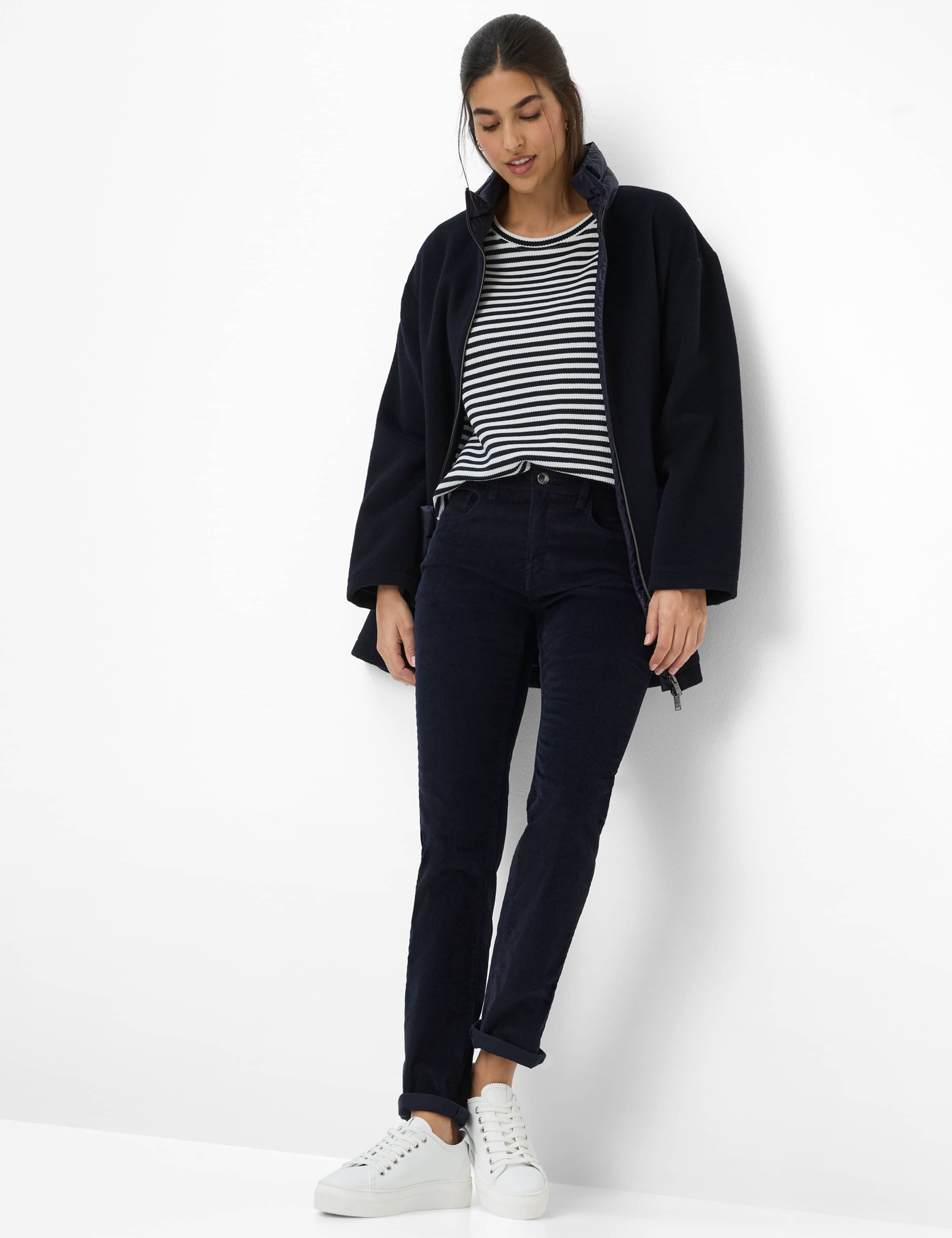 Femme Style CAROLA Bleu Foncé Feminine Fit Tenue du mannequin