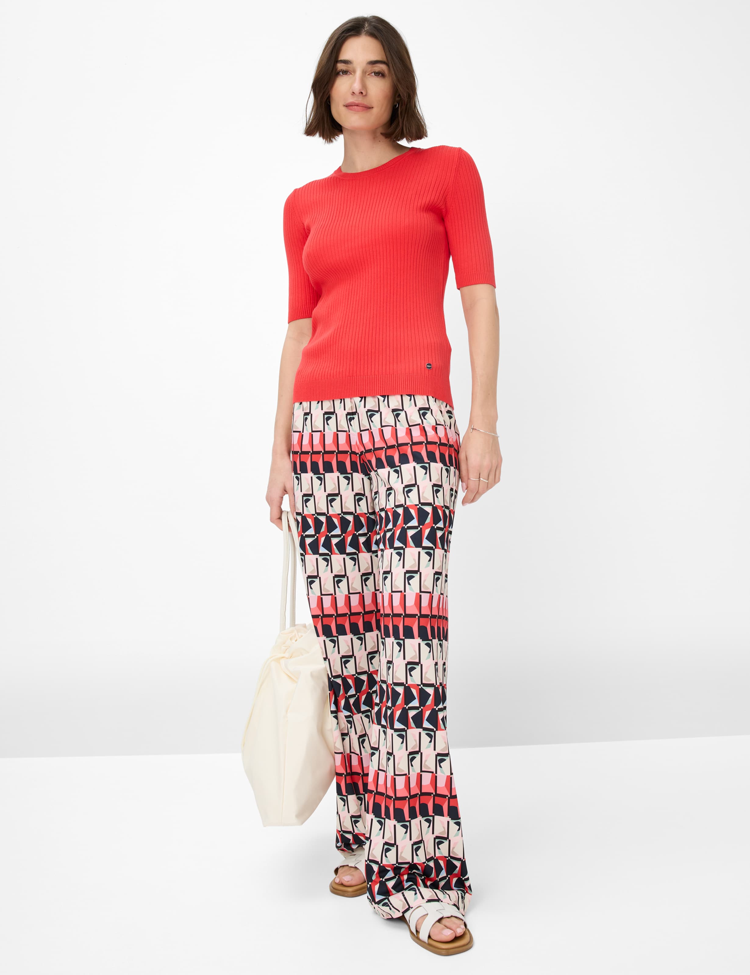 Women Style LYNN Red  Model Outfit