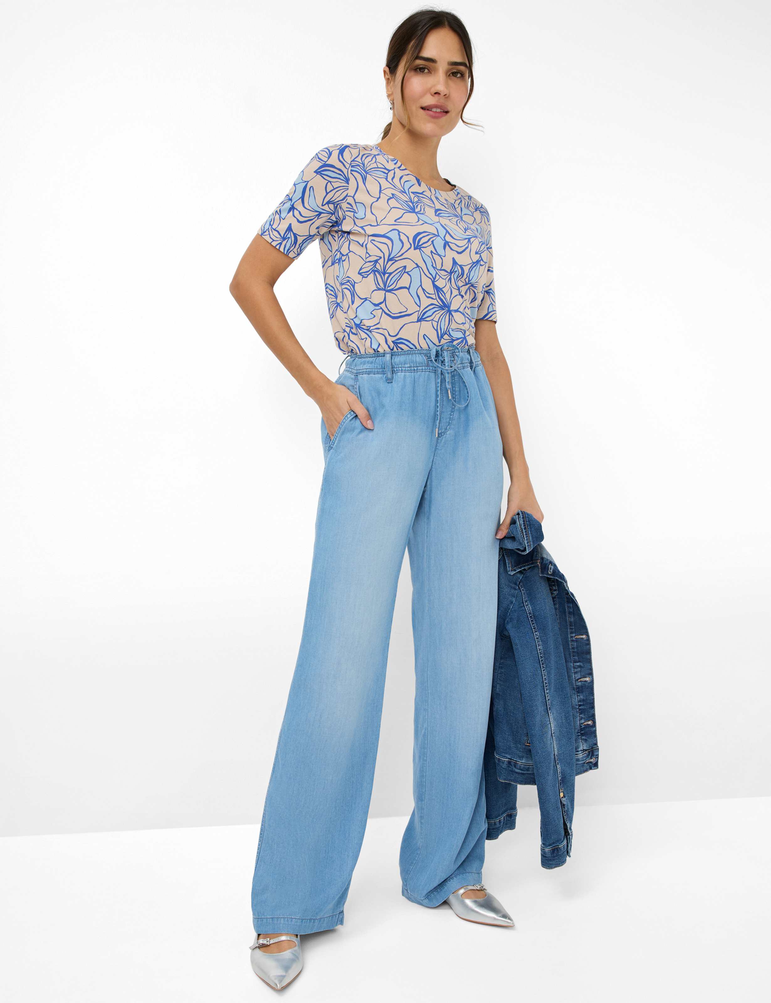 Damen Style CARINA Beige  Model Outfit