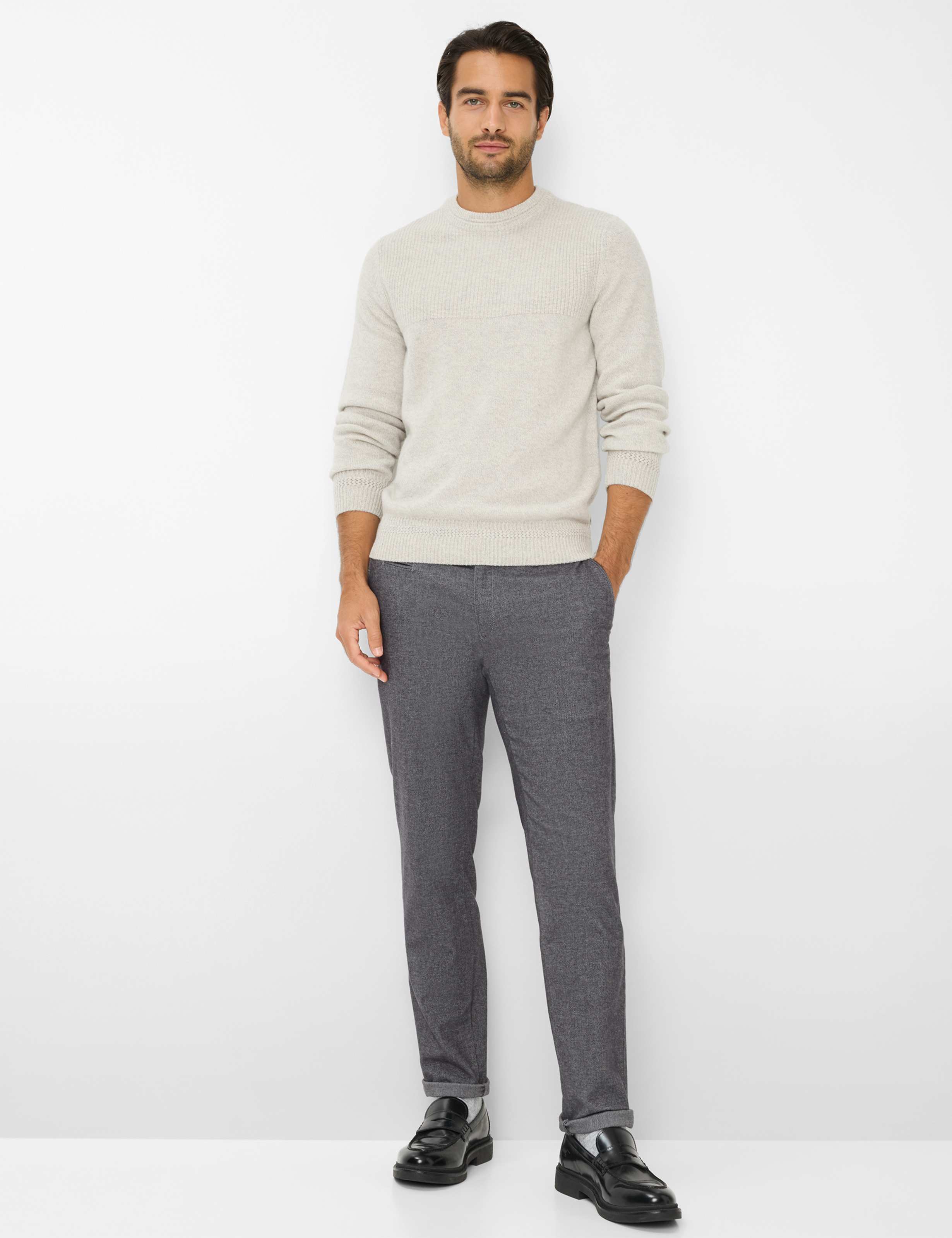 Homme Style FABIO Gris Foncé Modern Fit Tenue du mannequin