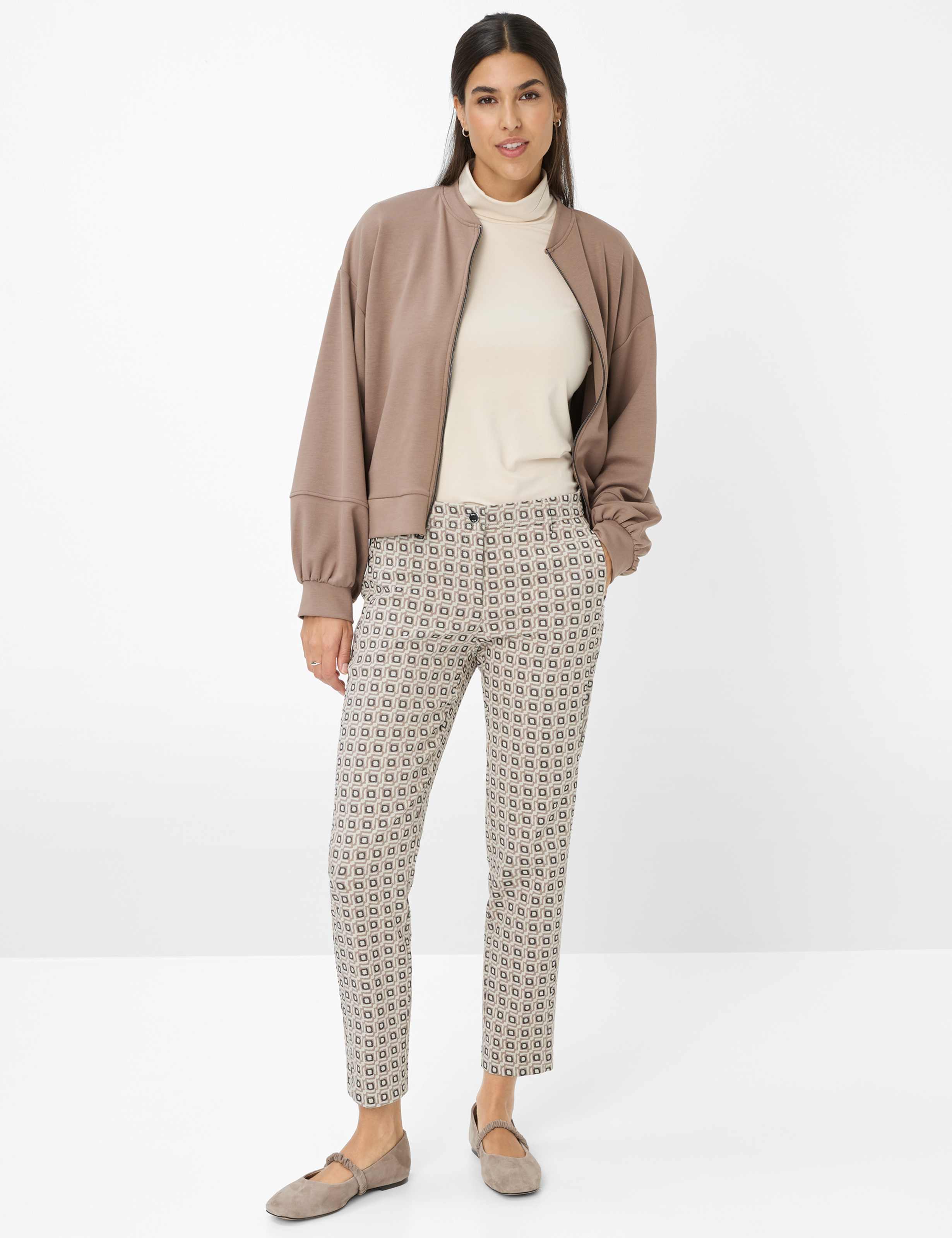 Damen Style MARON S Hellbeige Regular Fit Model Outfit