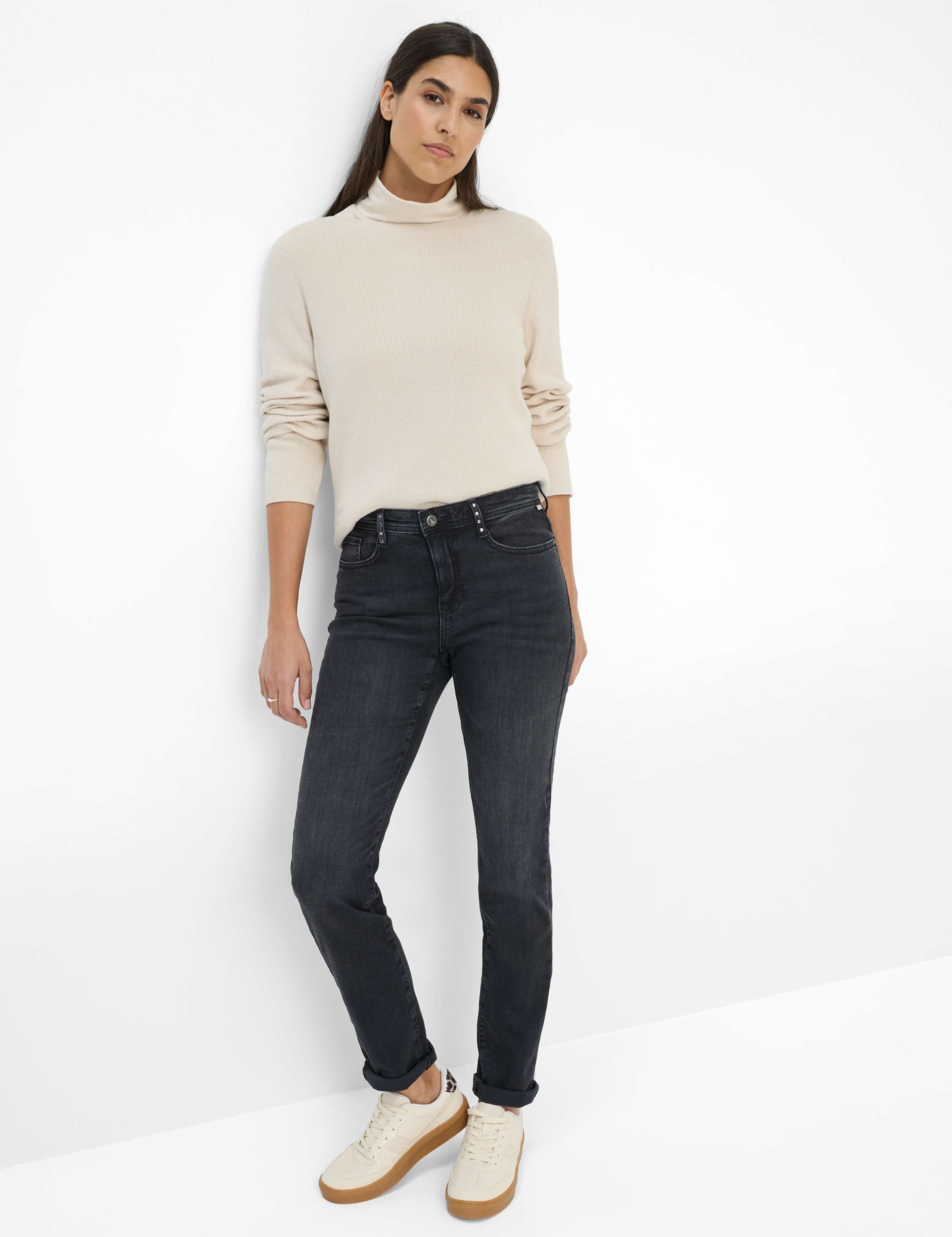 Women Style CAROLA Denim Dark Gray Feminine Fit Model Outfit