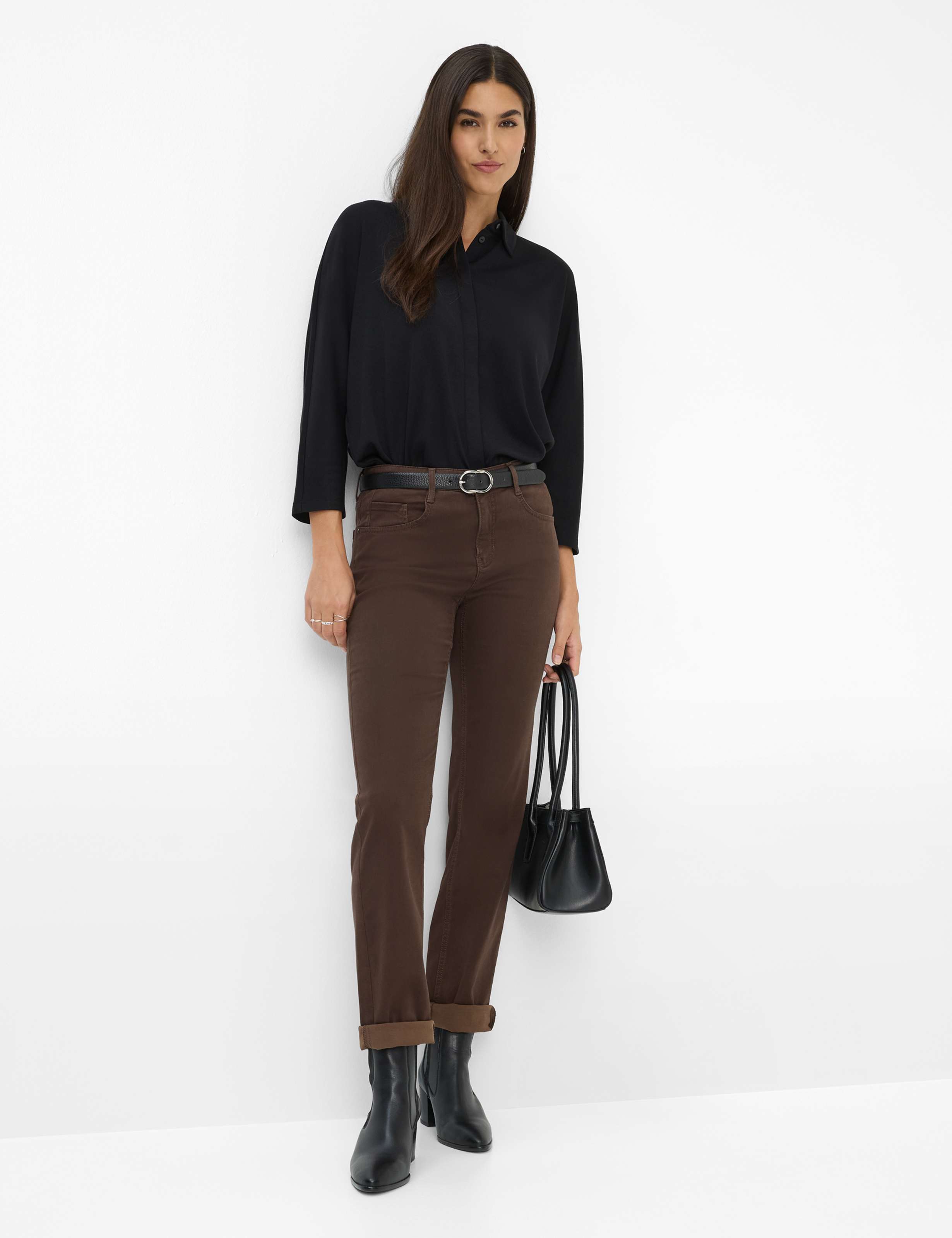 Dames Style CAROLA Perma Bruin Feminine Fit Model outfit