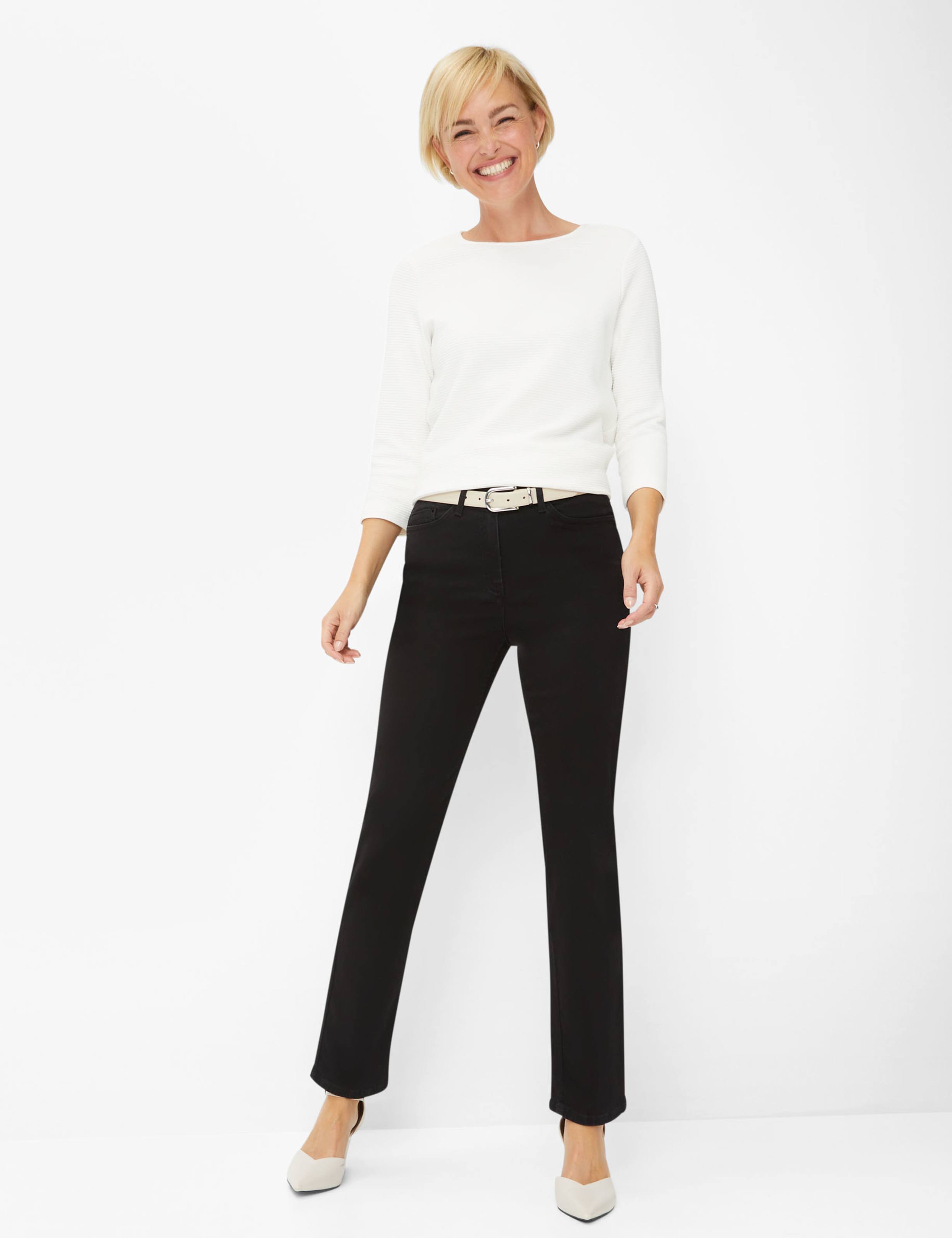 Femme Style PATTI STRAIGHT Denim Noir Slim Fit Tenue du mannequin