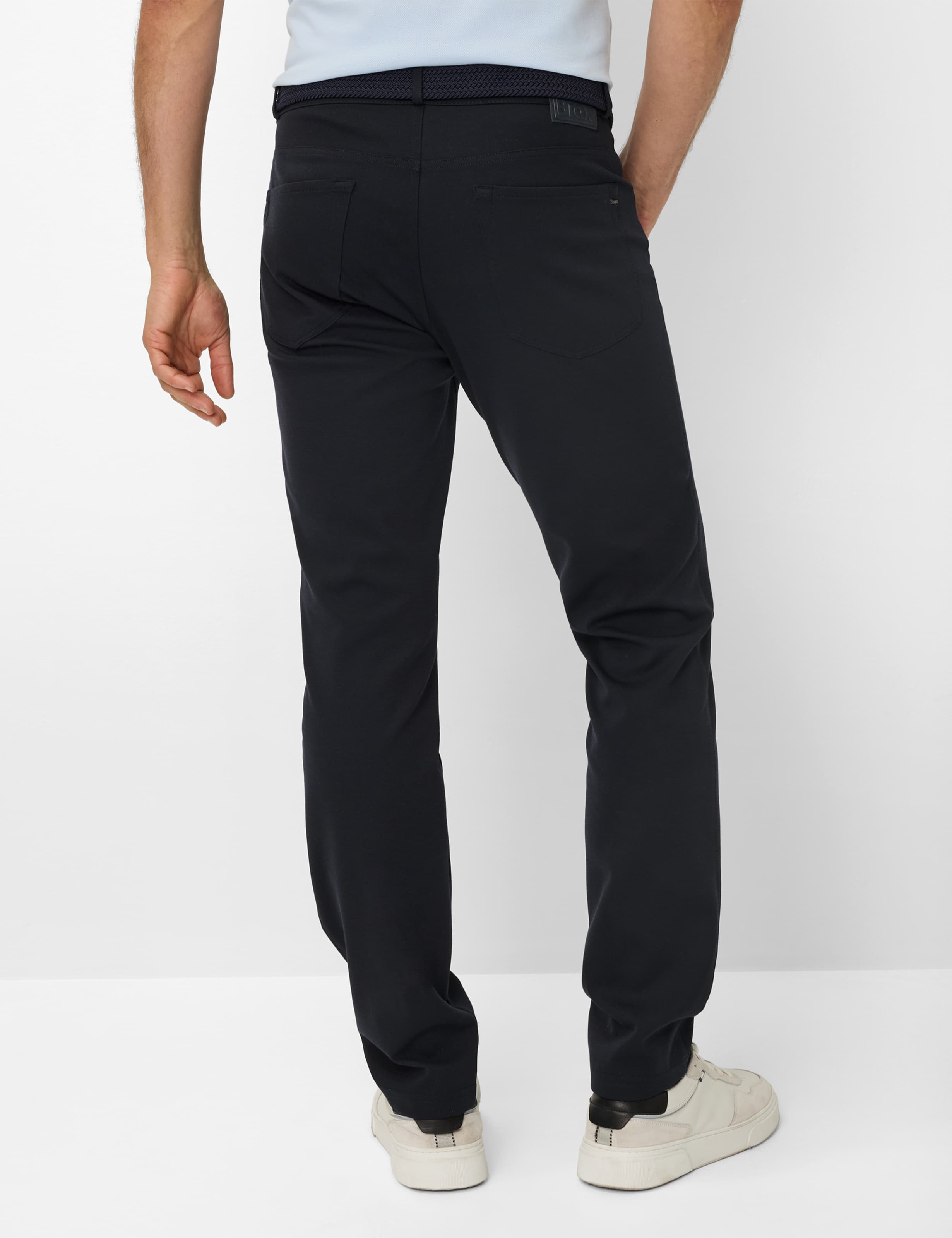 Herren Style CHUCK Dunkelblau Modern Fit Model Rueck