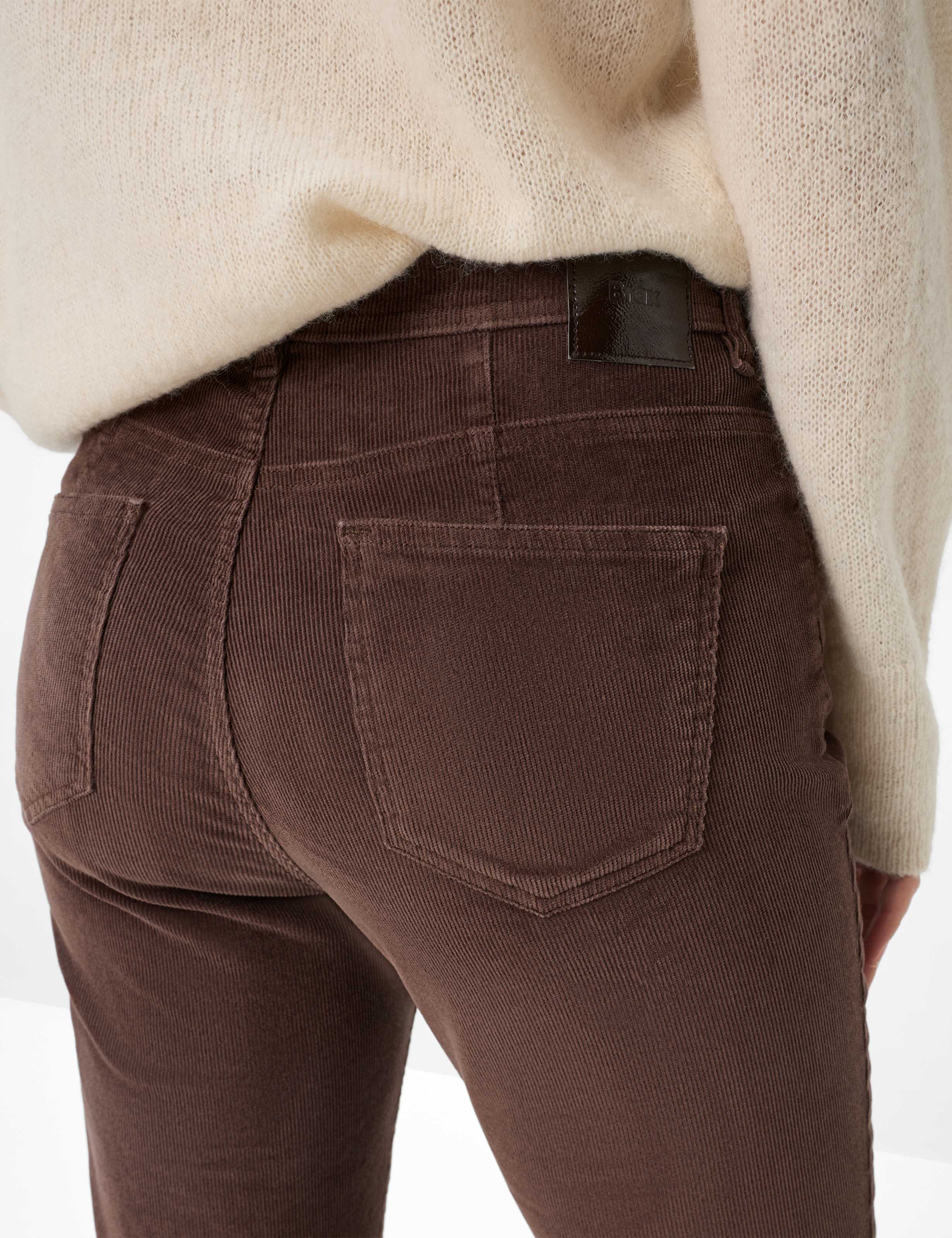 Femme Style CAROLA Marron Foncé Feminine Fit Détail 2