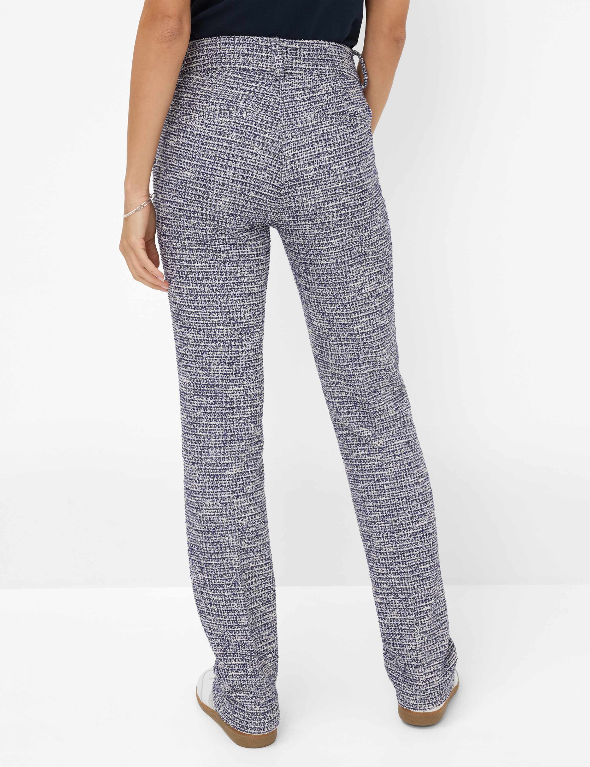 Damen Style MARON Dunkelblau Regular Fit Model Rueck