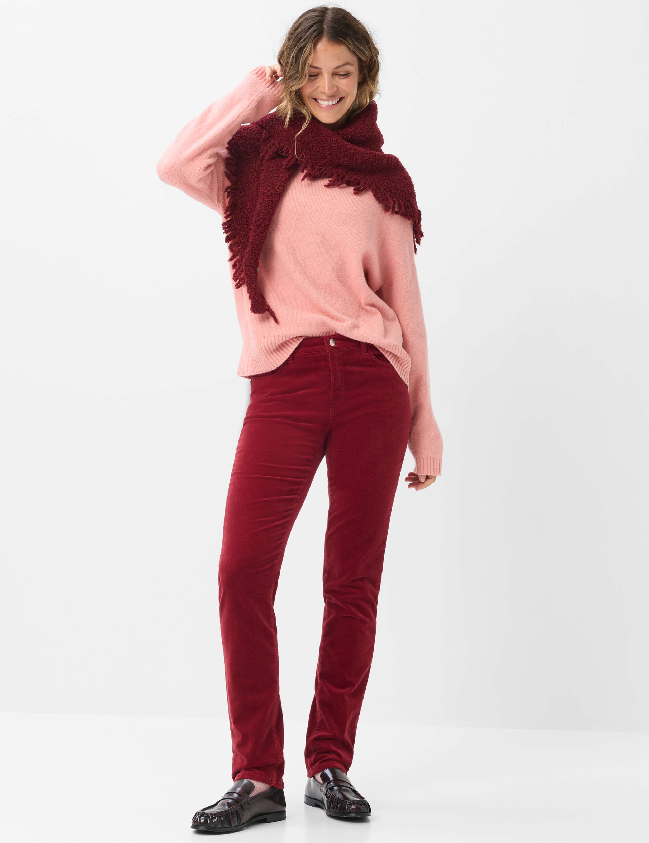 Damen Style CAROLA Dunkelrot Feminine Fit Model Outfit