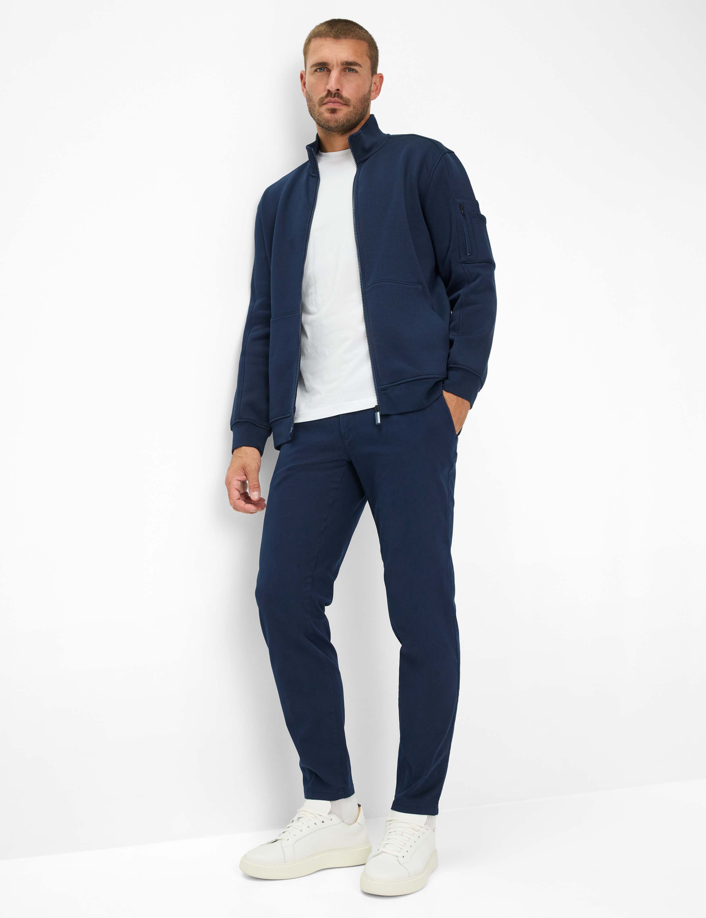 Herren Style PHIL Dunkelblau Relaxed Fit Model Outfit