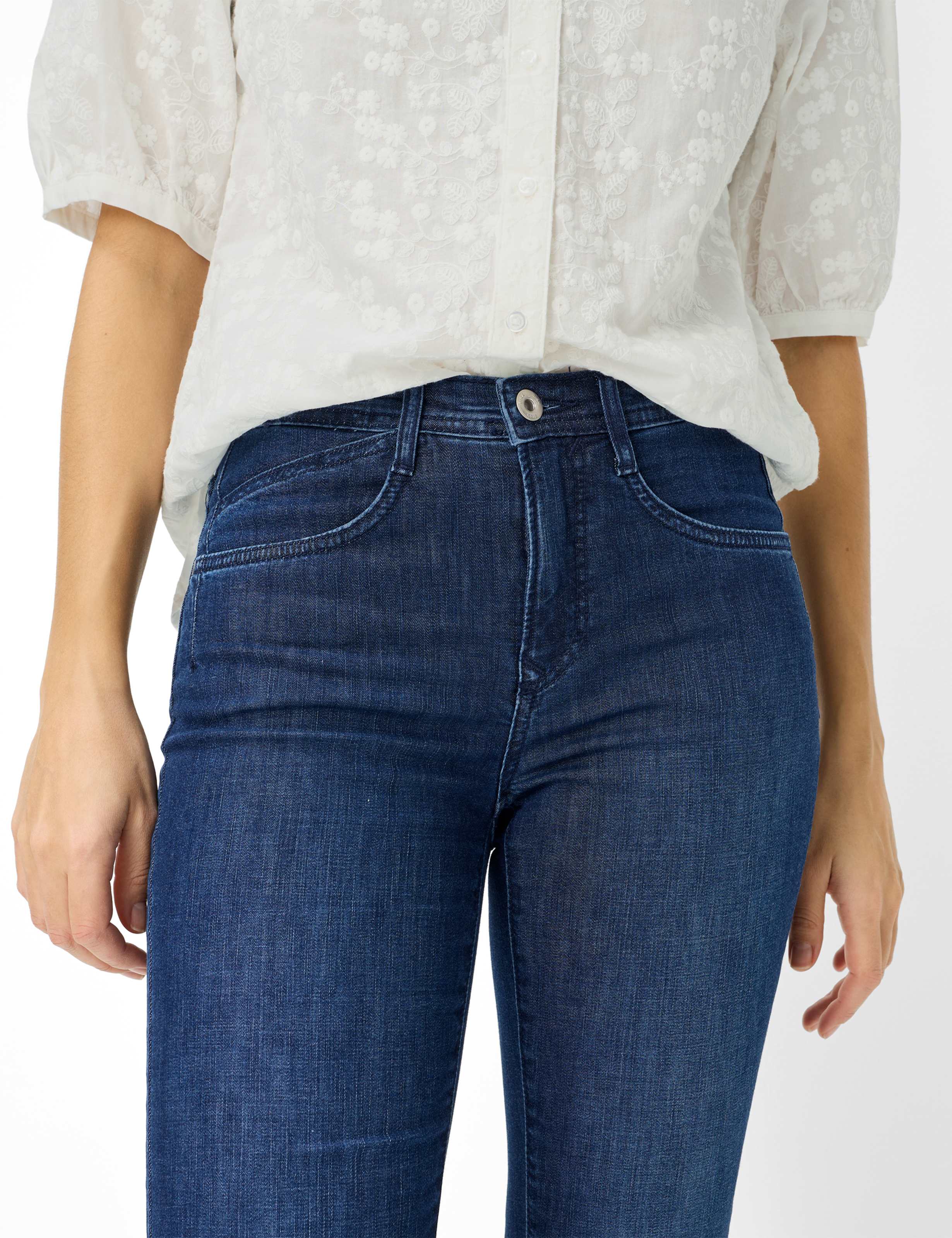 Femme Style CAROLA Denim Bleu Foncé Feminine Fit Détail 1