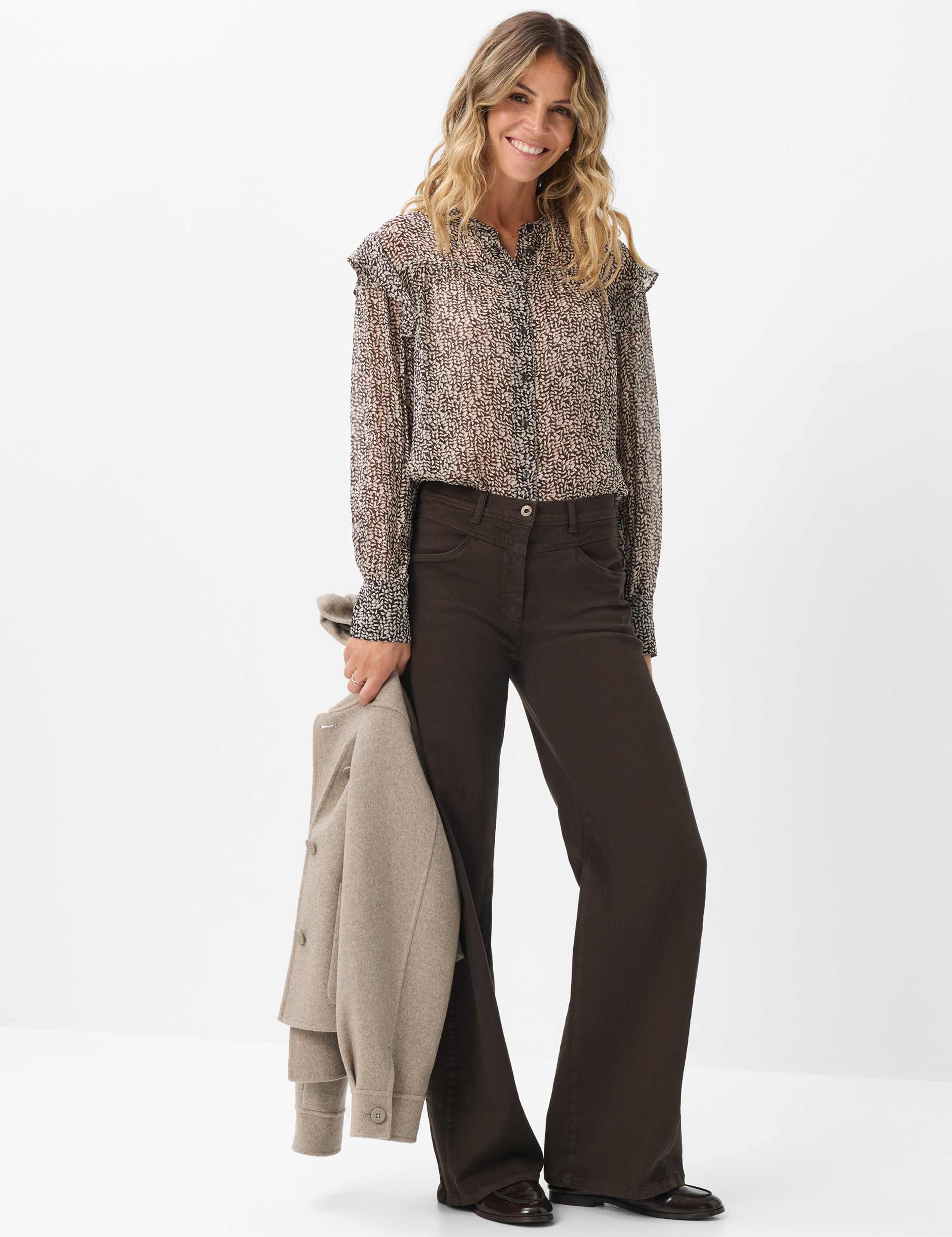 Femme Style LAURA FLARED Denim Marron Foncé Super Slim Fit Tenue du mannequin