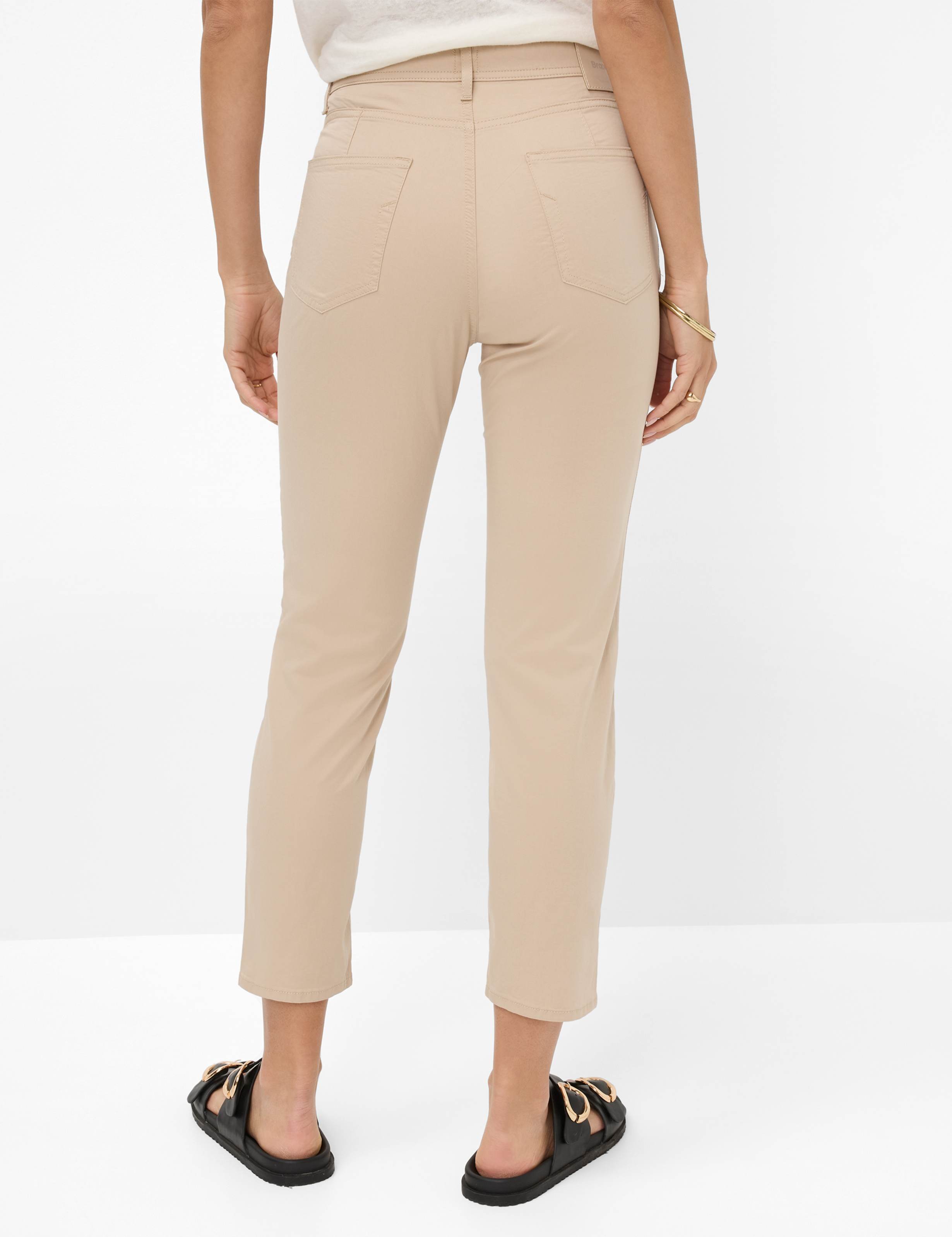 Damen Style CAROLA S Beige Feminine Fit Model Rueck