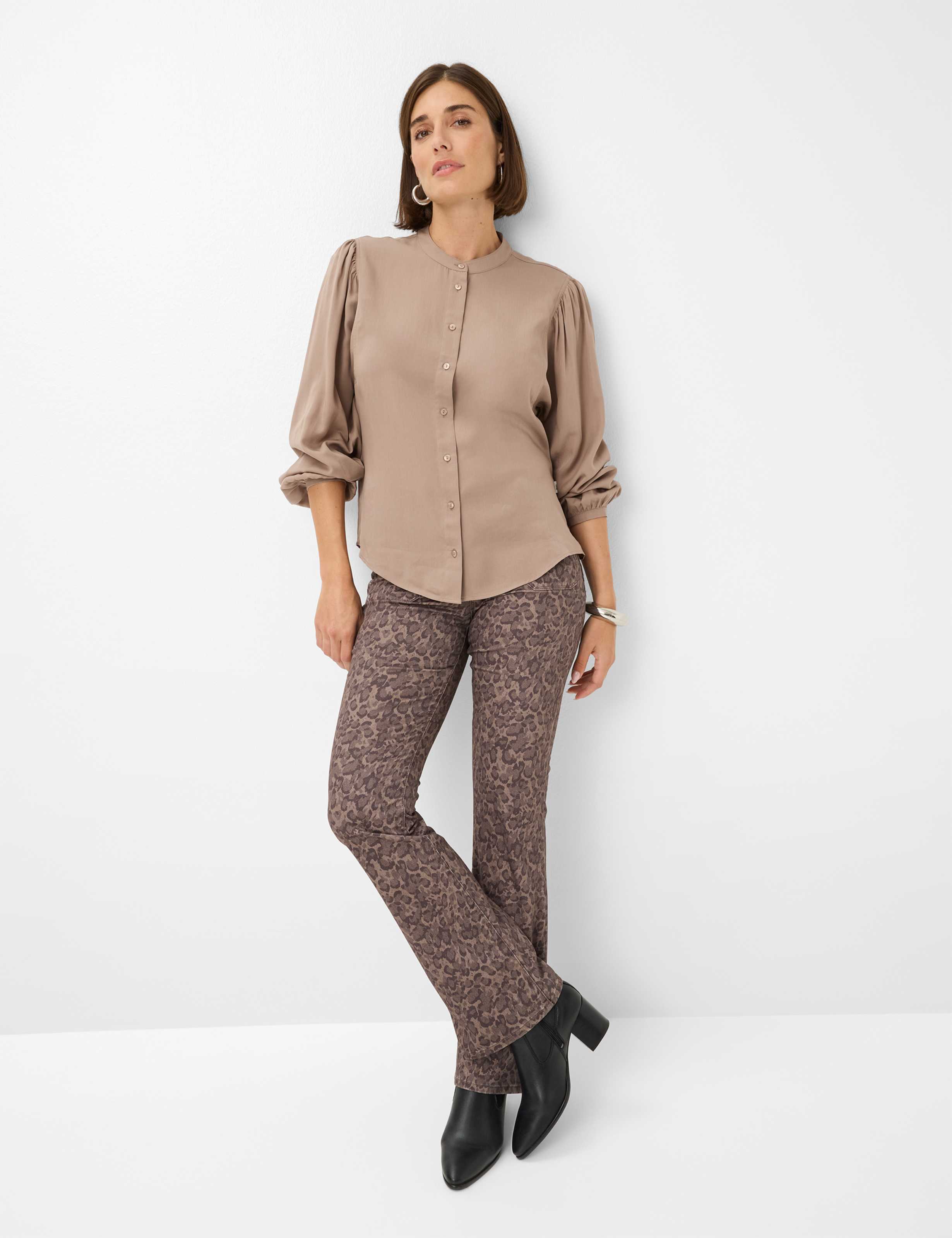 Women Style VALERIA Light Brown  Model Outfit