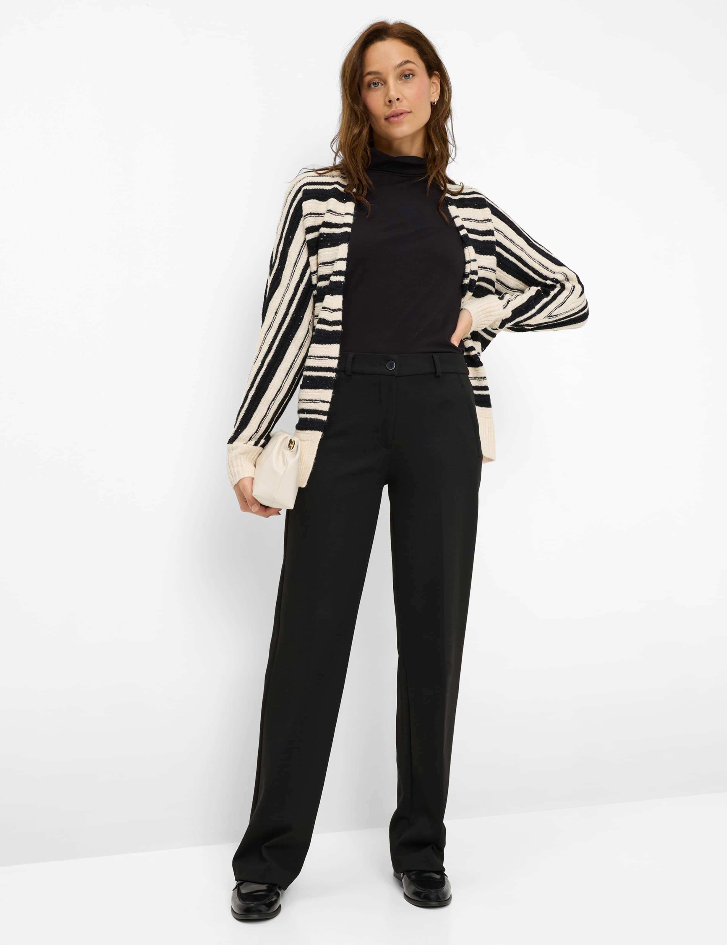 Damen Style PEGGY FLARED Schwarz Slim Fit Model Outfit