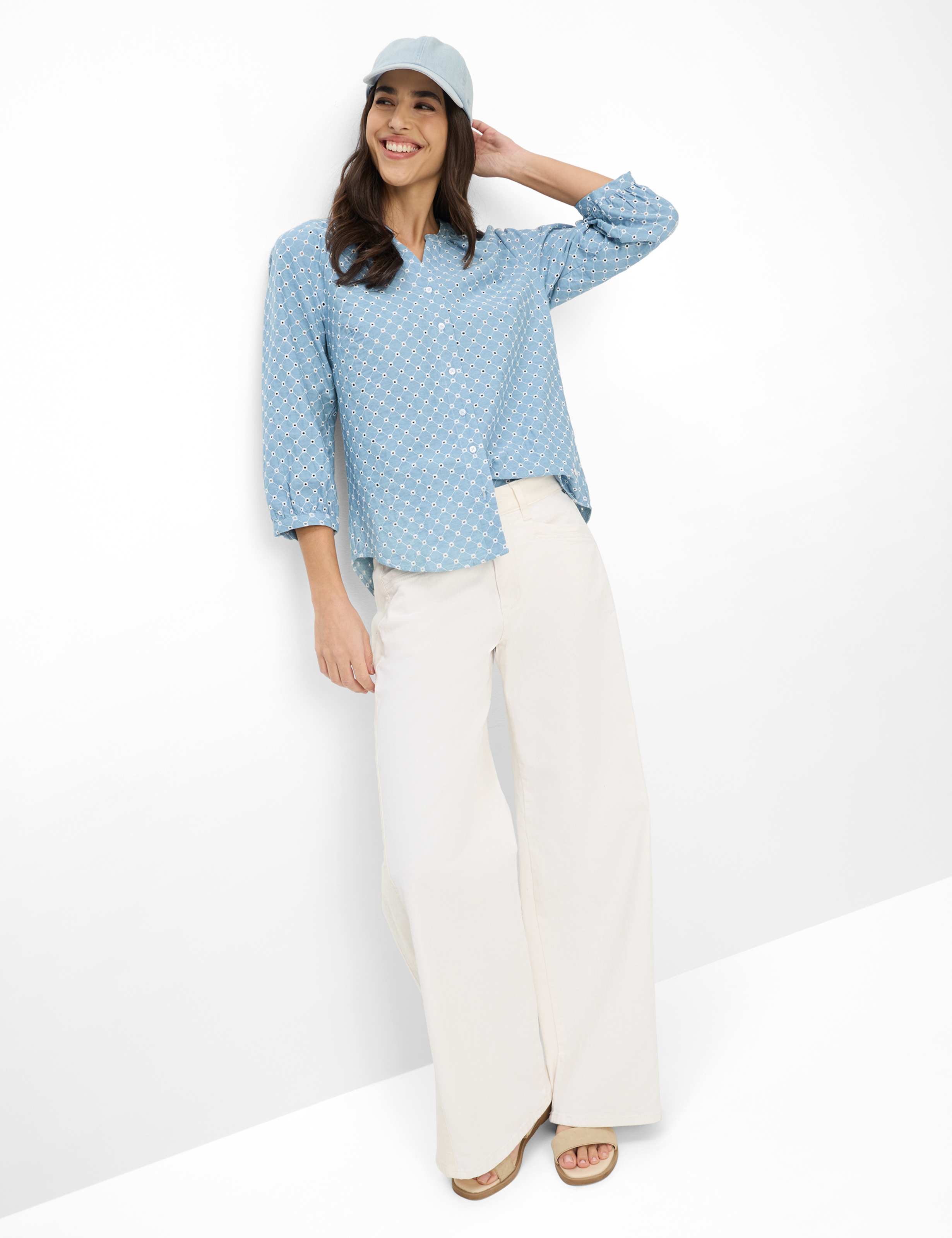 Femme Style VELIA Bleu Clair  Tenue du mannequin