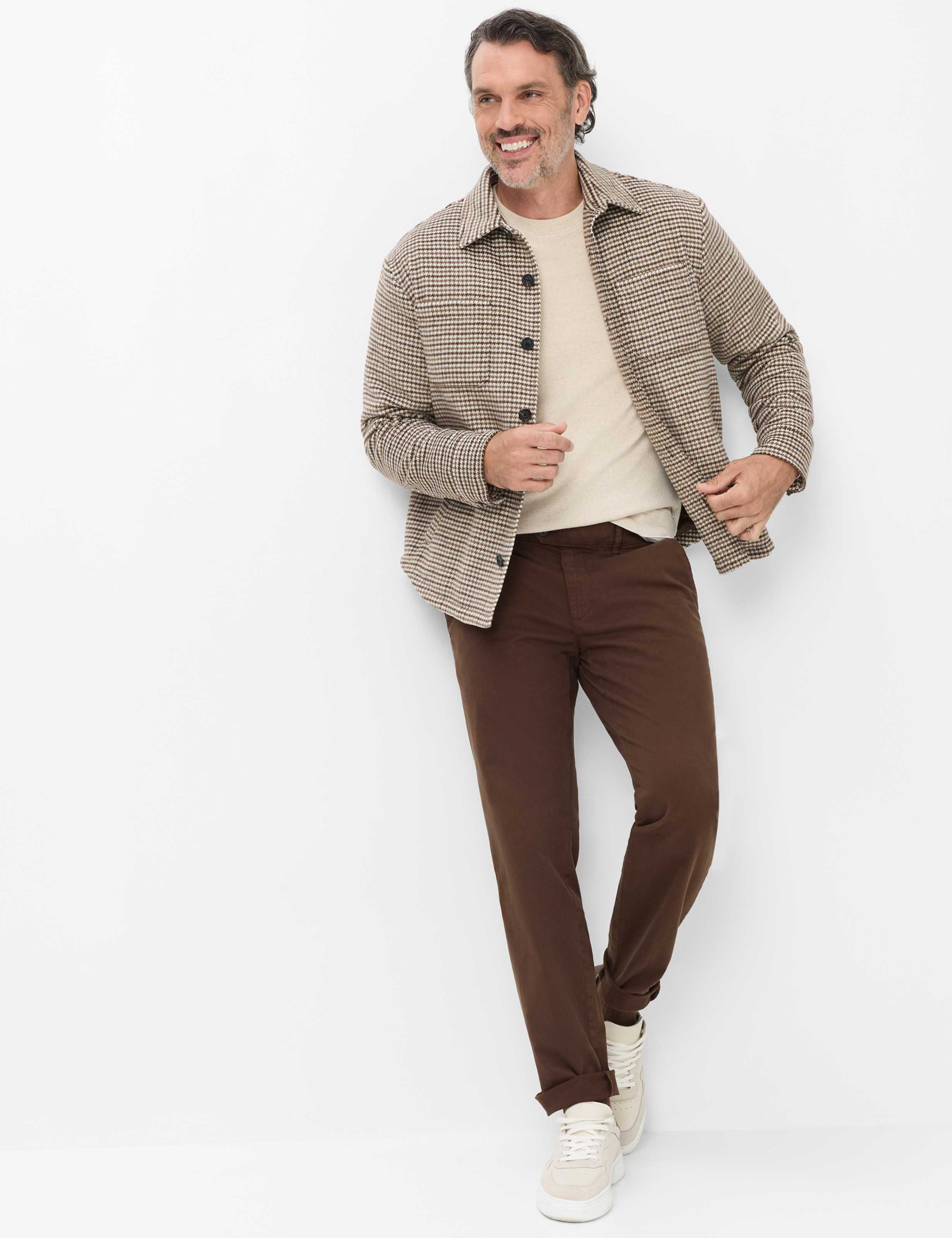 Heren Style JIM Donkerbruin Regular Fit Model outfit