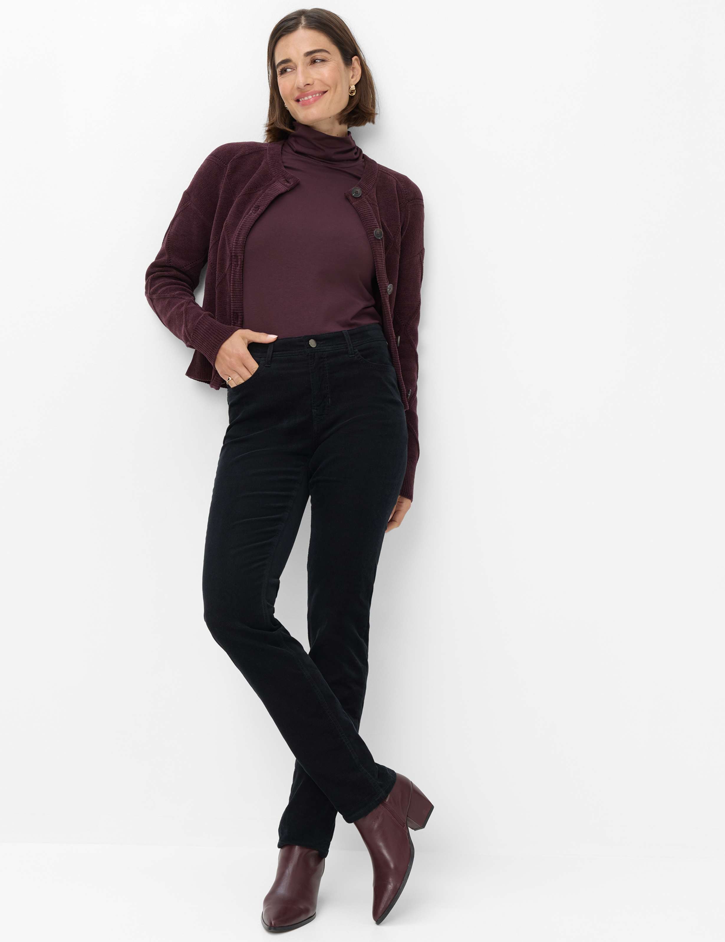 Women Style CAROLA Black Feminine Fit Model Outfit