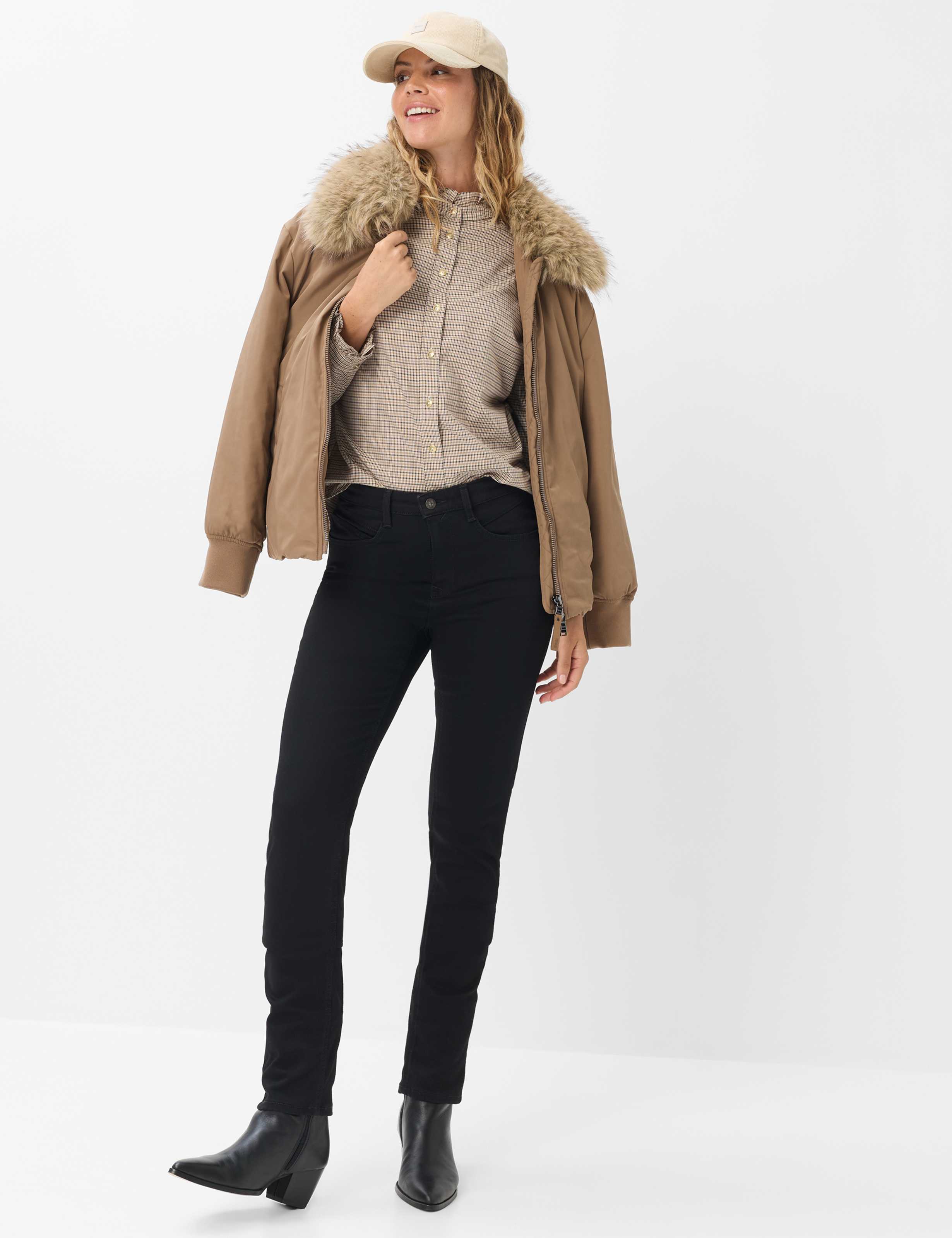 Femme Style MARY Denim Noir Regular Fit Tenue du mannequin