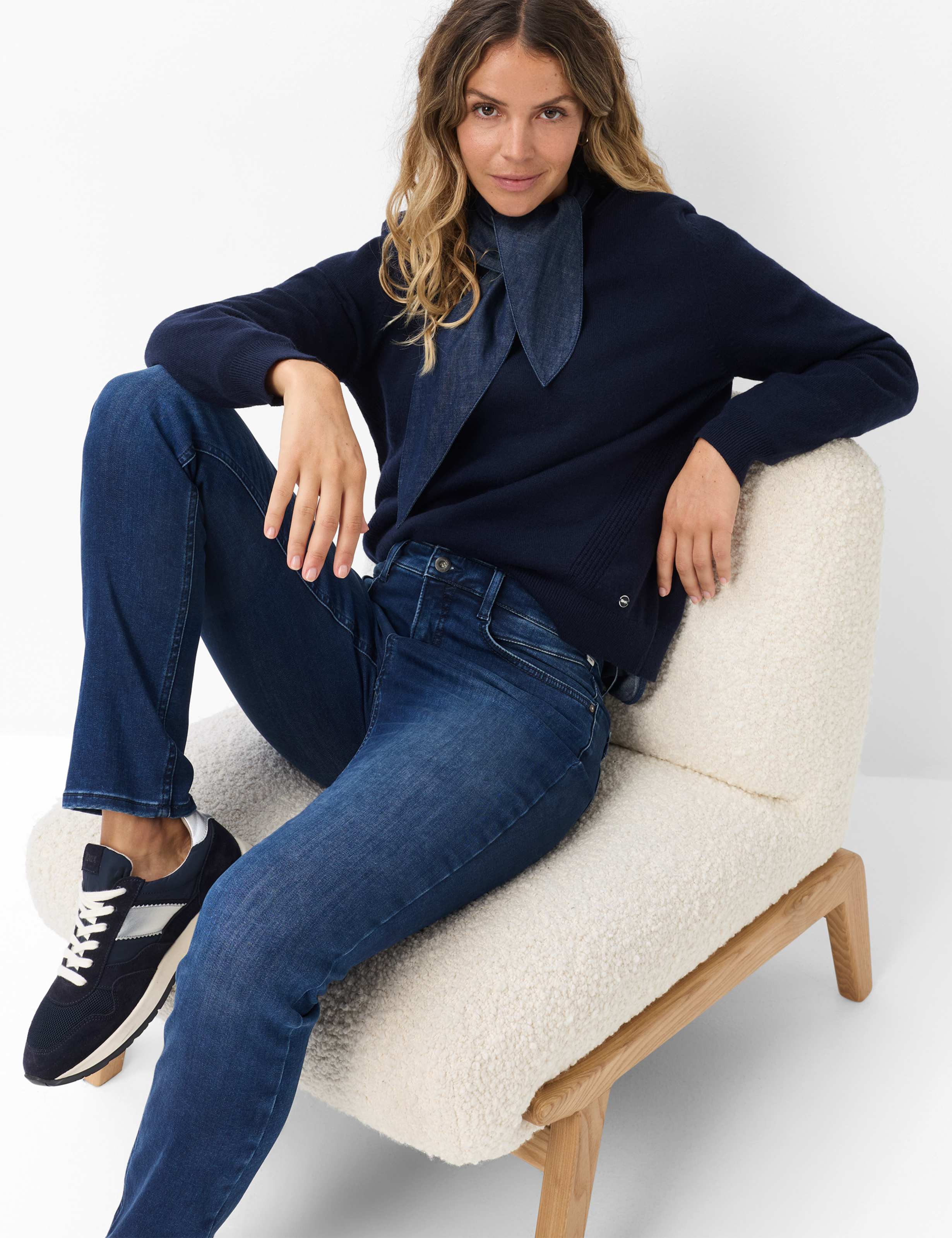 Dame Style CAROLA Denim Blå Regular Feminine Fit Detalje 1