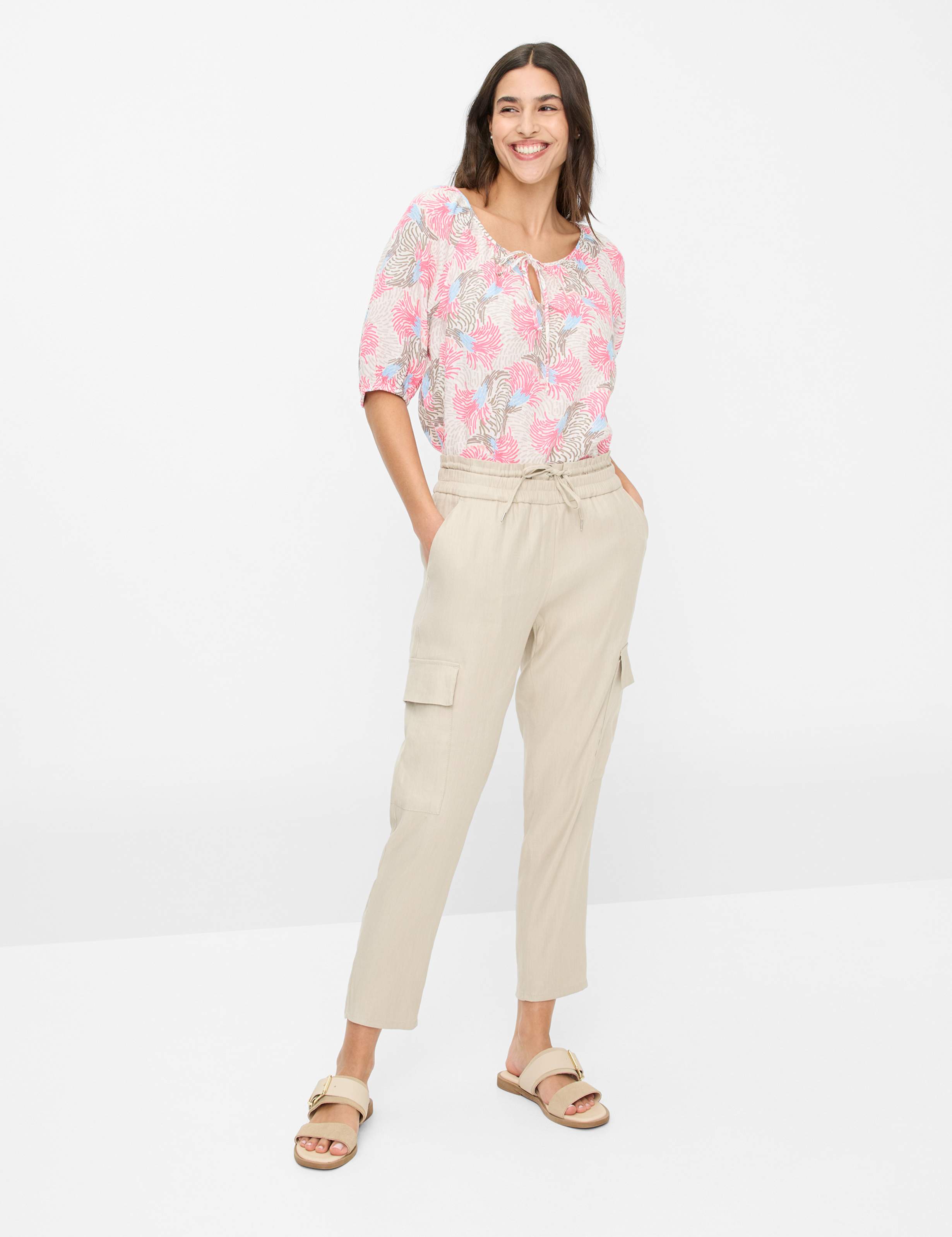 Damen Style MONA S Hellbeige Relaxed Fit Model Outfit