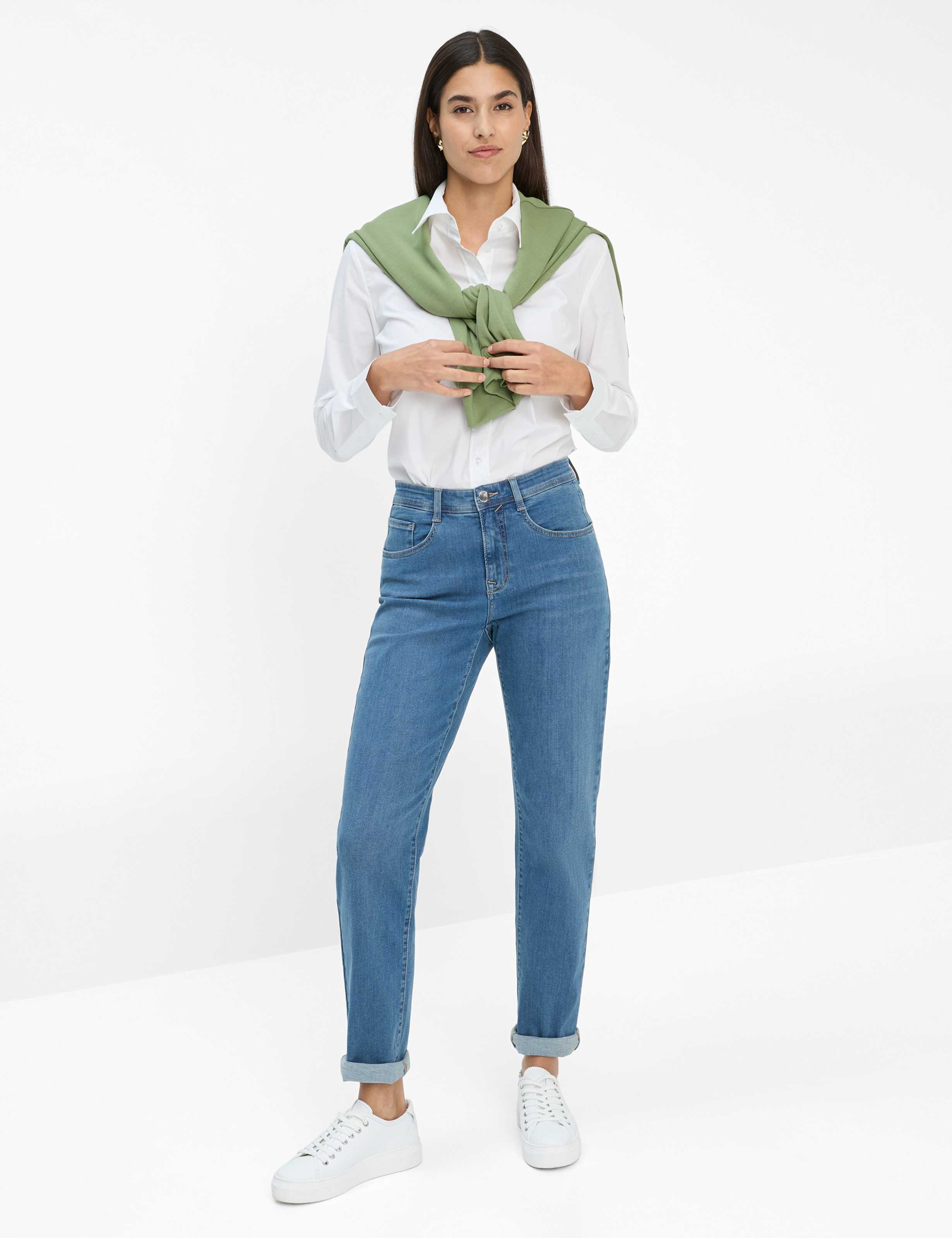 Damen Style CAROLA Denim Blau Feminine Fit Model Outfit