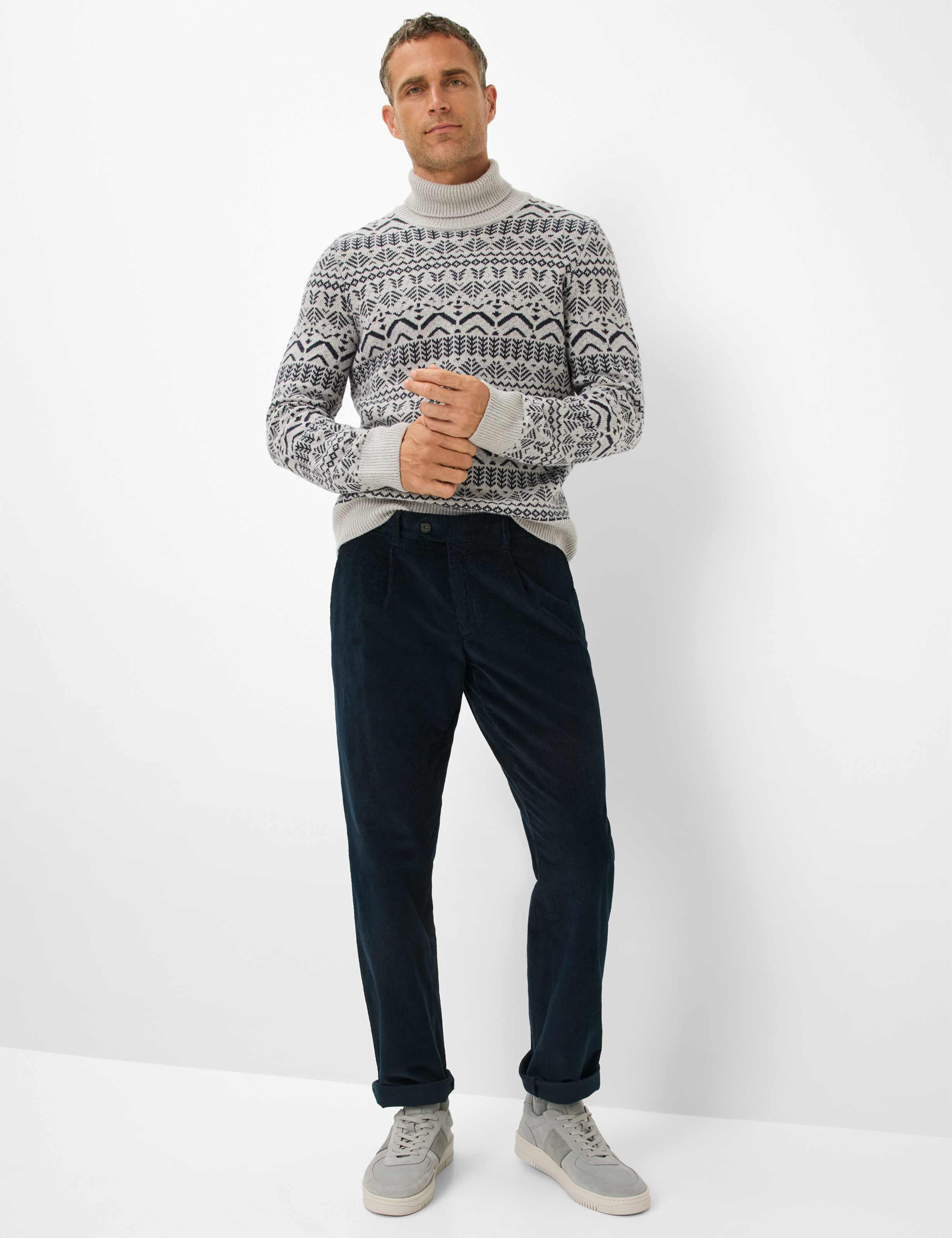 Homme Style LUIS Bleu Foncé Regular Fit Tenue du mannequin