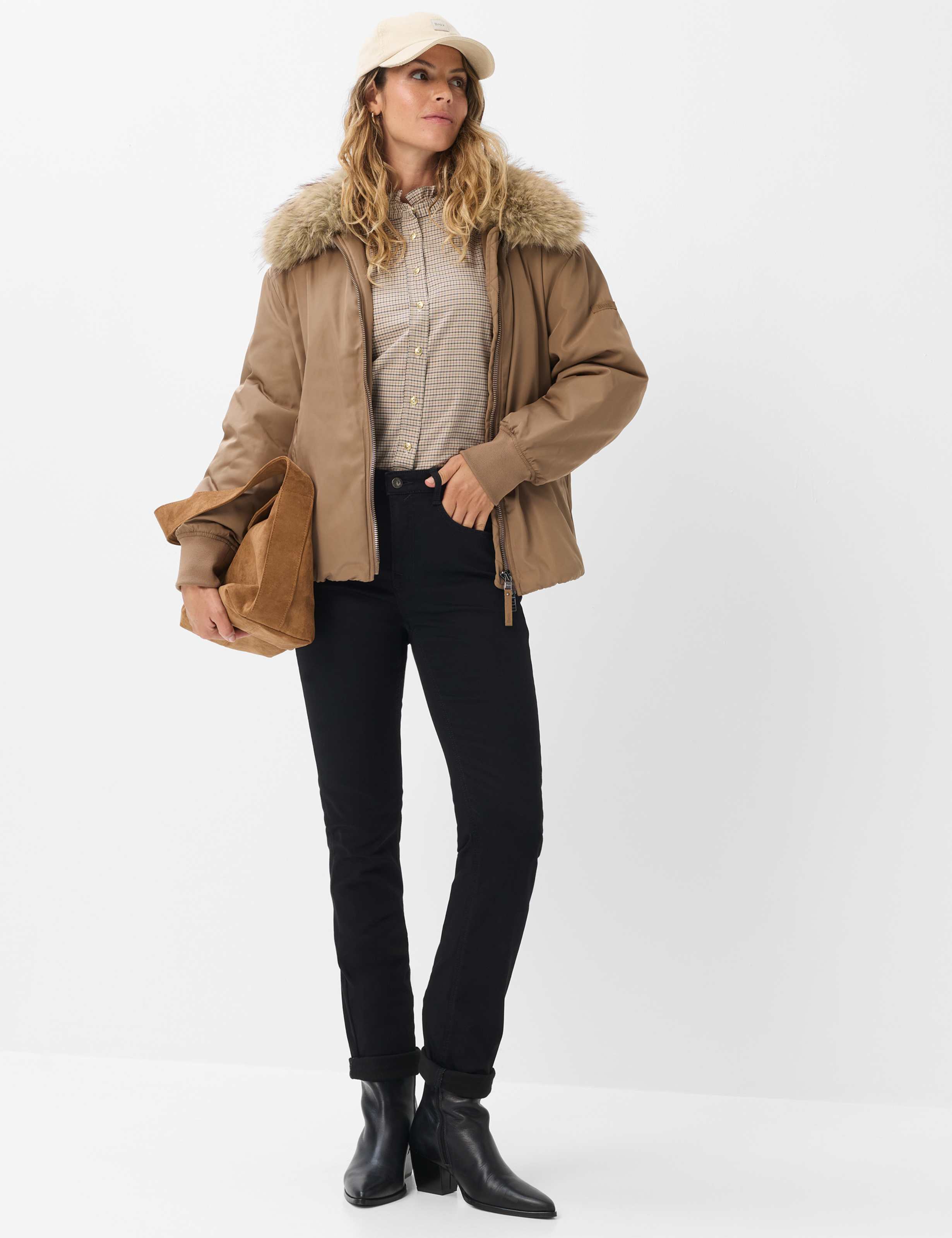 Femme Style CAROLA Denim Noir Feminine Fit Tenue du mannequin