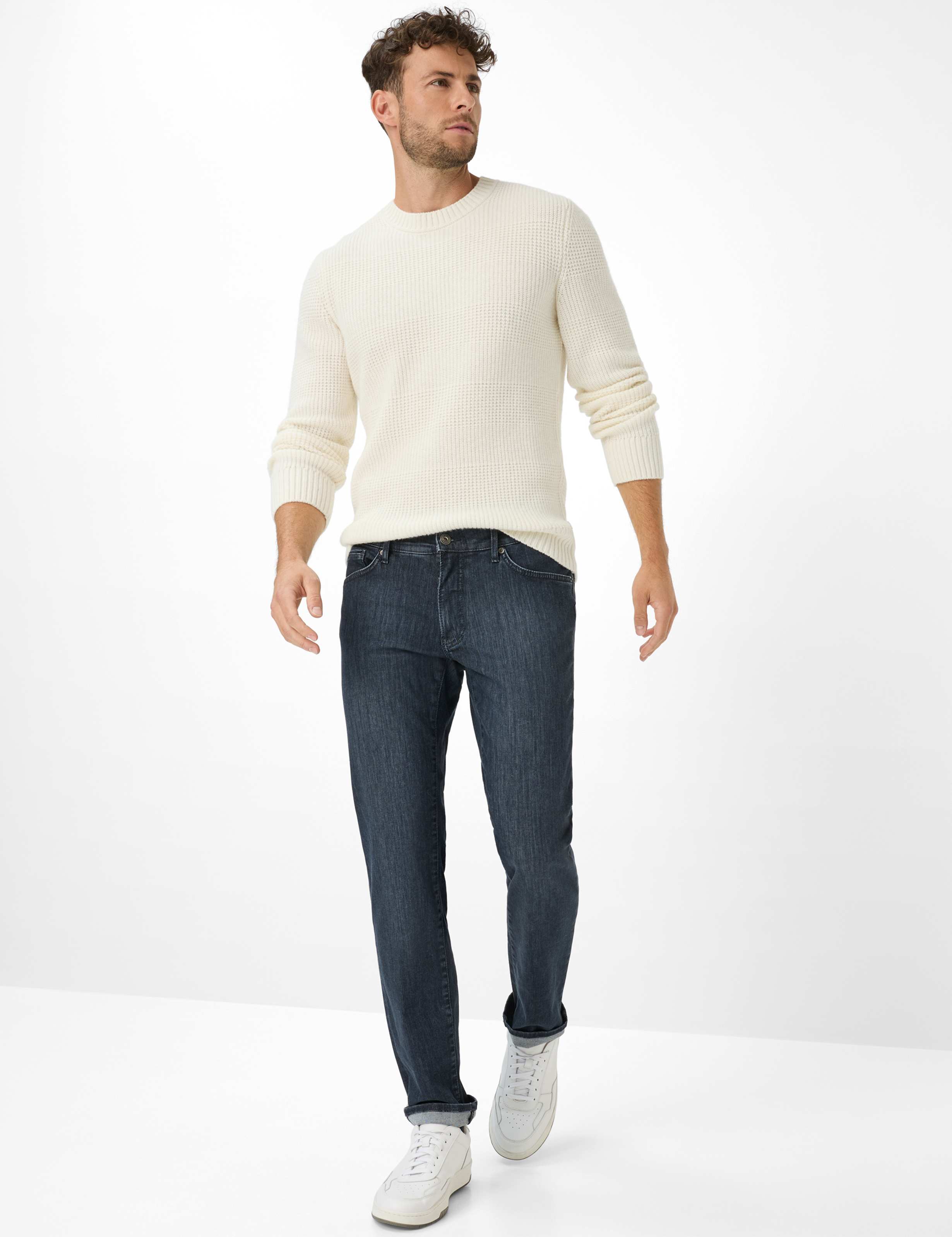 Homme Style CHUCK Denim Bleu Foncé Modern Fit Tenue du mannequin